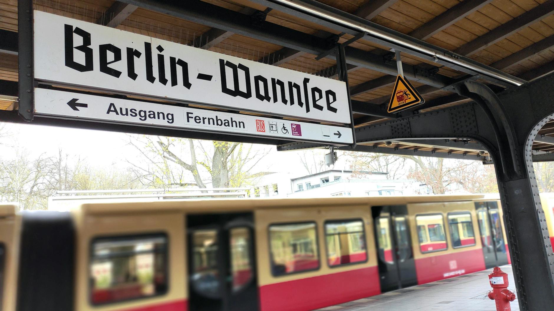 Dramatische Sekunden am S-Bahnhof Wannsee: Weil ein Mann eine Spielzeugwaffe bei sich trug, alarmierten Fahrgäste in einem Zug die Polizei.