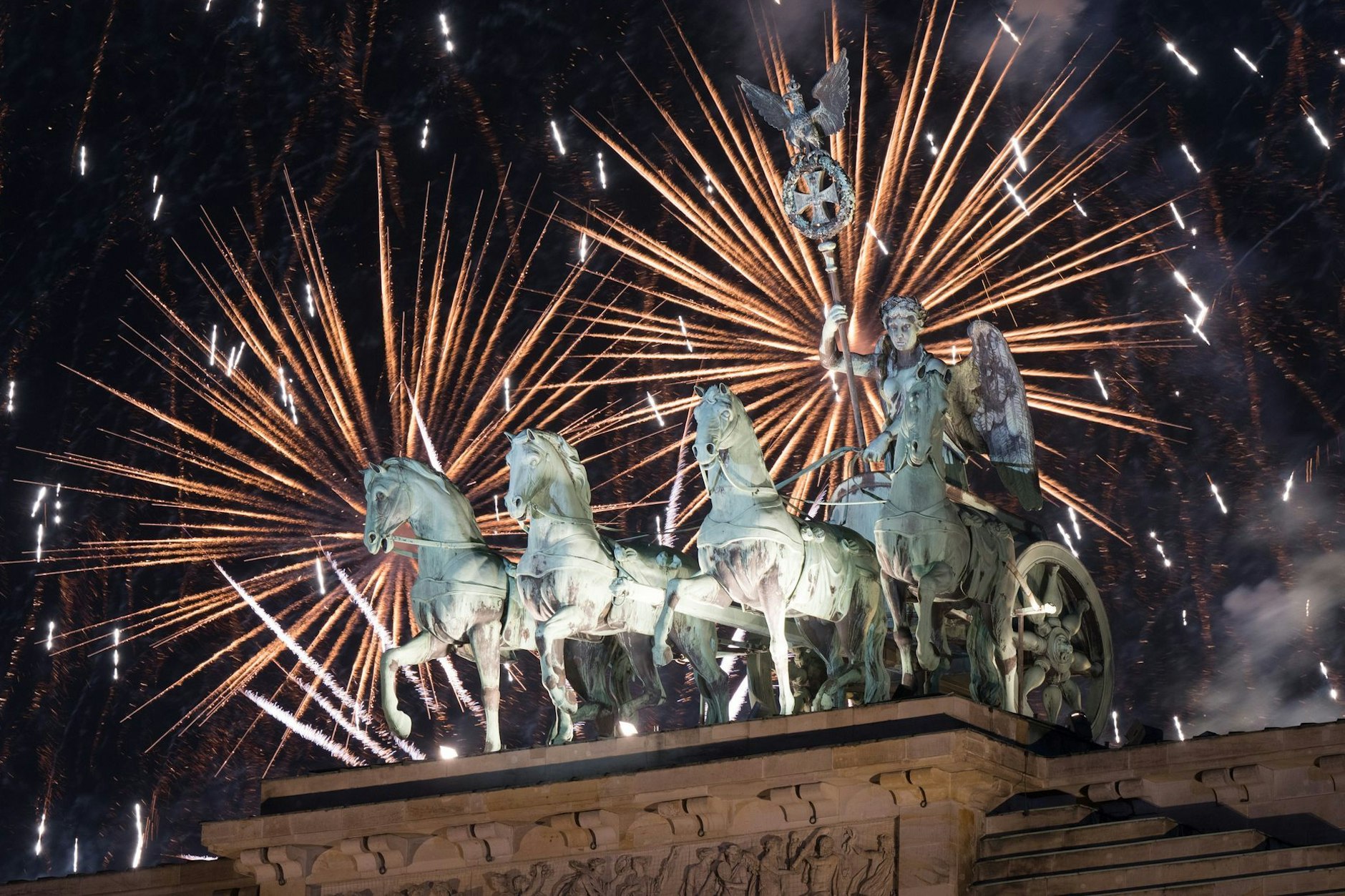 Jedes Jahr wurde bisher Silvester am Brandenburger Tor gefeiert. In diesem Jahr soll die große Party laut einem Bericht ausfallen.