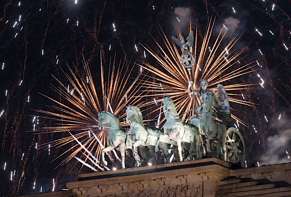 Jedes Jahr wurde bisher Silvester am Brandenburger Tor gefeiert. In diesem Jahr soll die große Party laut einem Bericht ausfallen. 