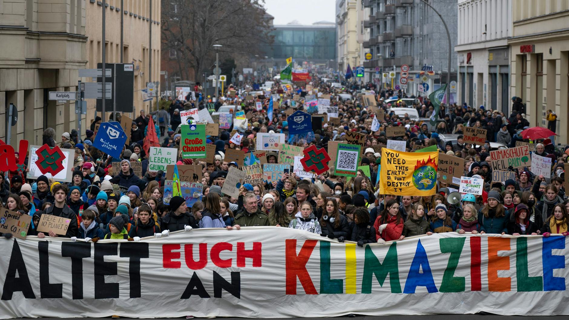 Kein Wochenende ohne Demos: In Berlin gehen jedes Wochenende zahlreiche Menschen auf die Straße, demonstrieren für ihre unterschiedlichen Anliegen. Am Samstag wird es wieder besonders voll.