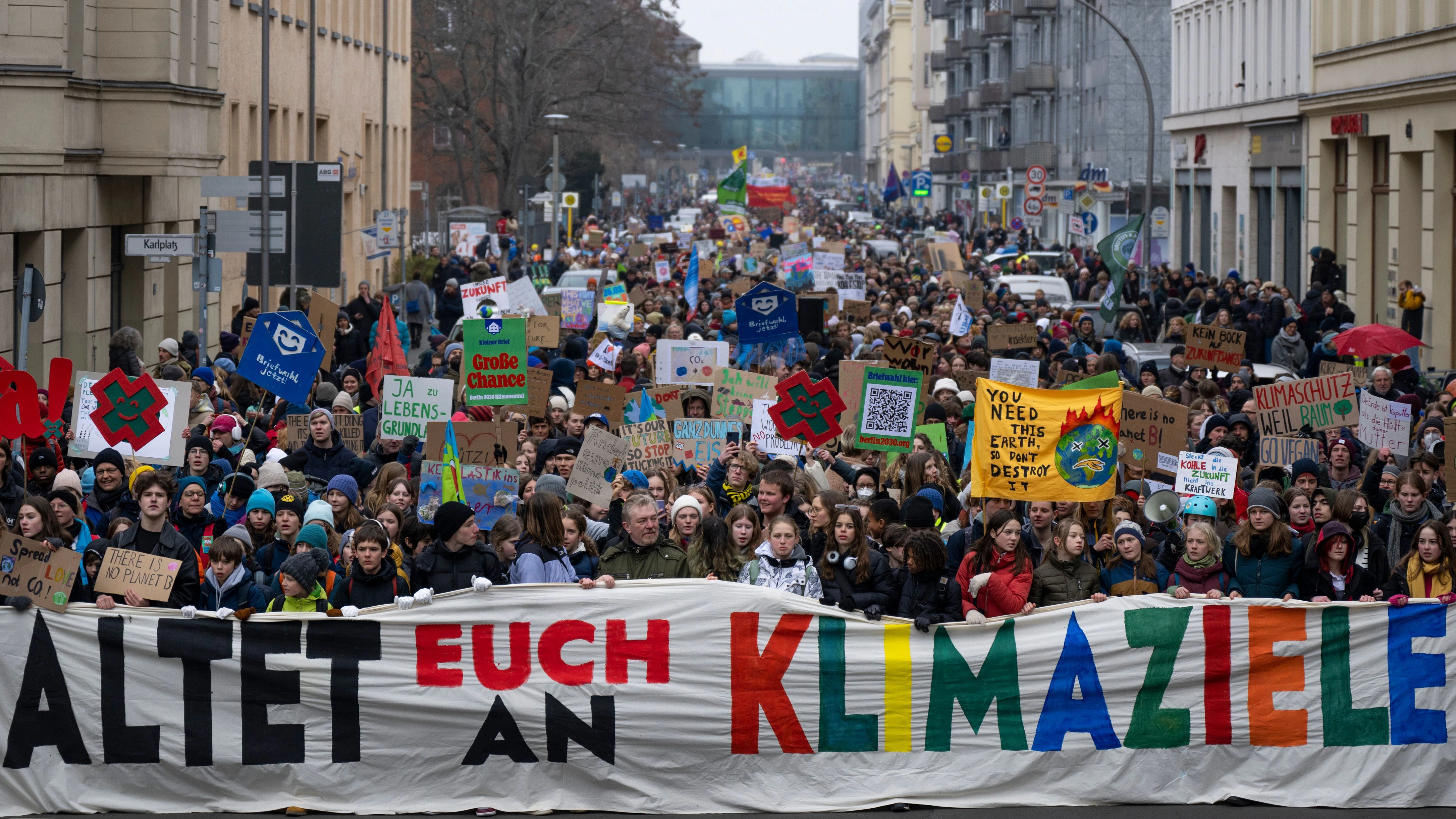 Kein Wochenende ohne Demos: In Berlin gehen jedes Wochenende zahlreiche Menschen auf die Straße, demonstrieren für ihre unterschiedlichen Anliegen. Am Samstag wird es wieder besonders voll.