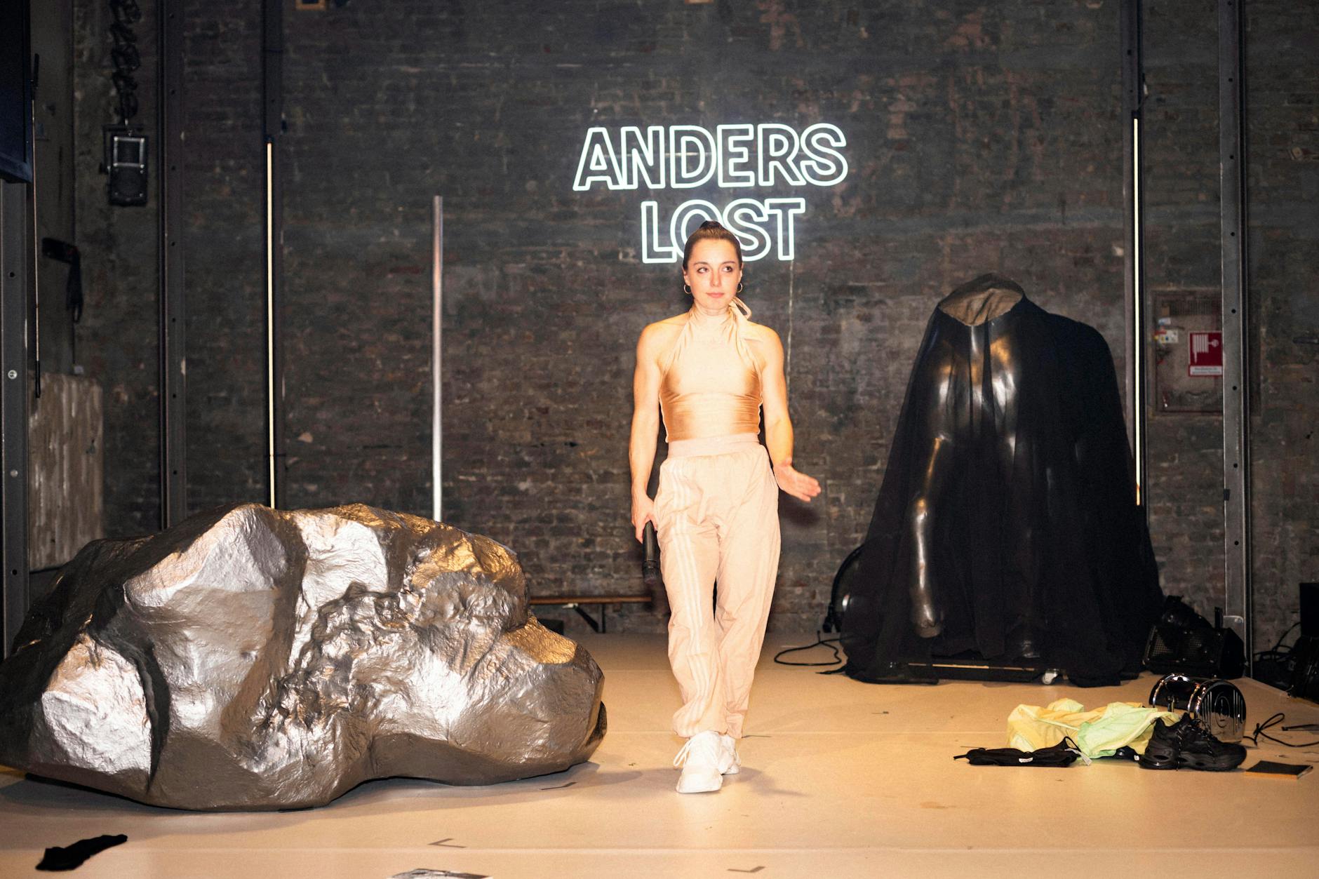 Marie Rosa Tietjen während der Uraufführung im 3. Stock der Volksbühne am Rosa-Luxemburg-Platz