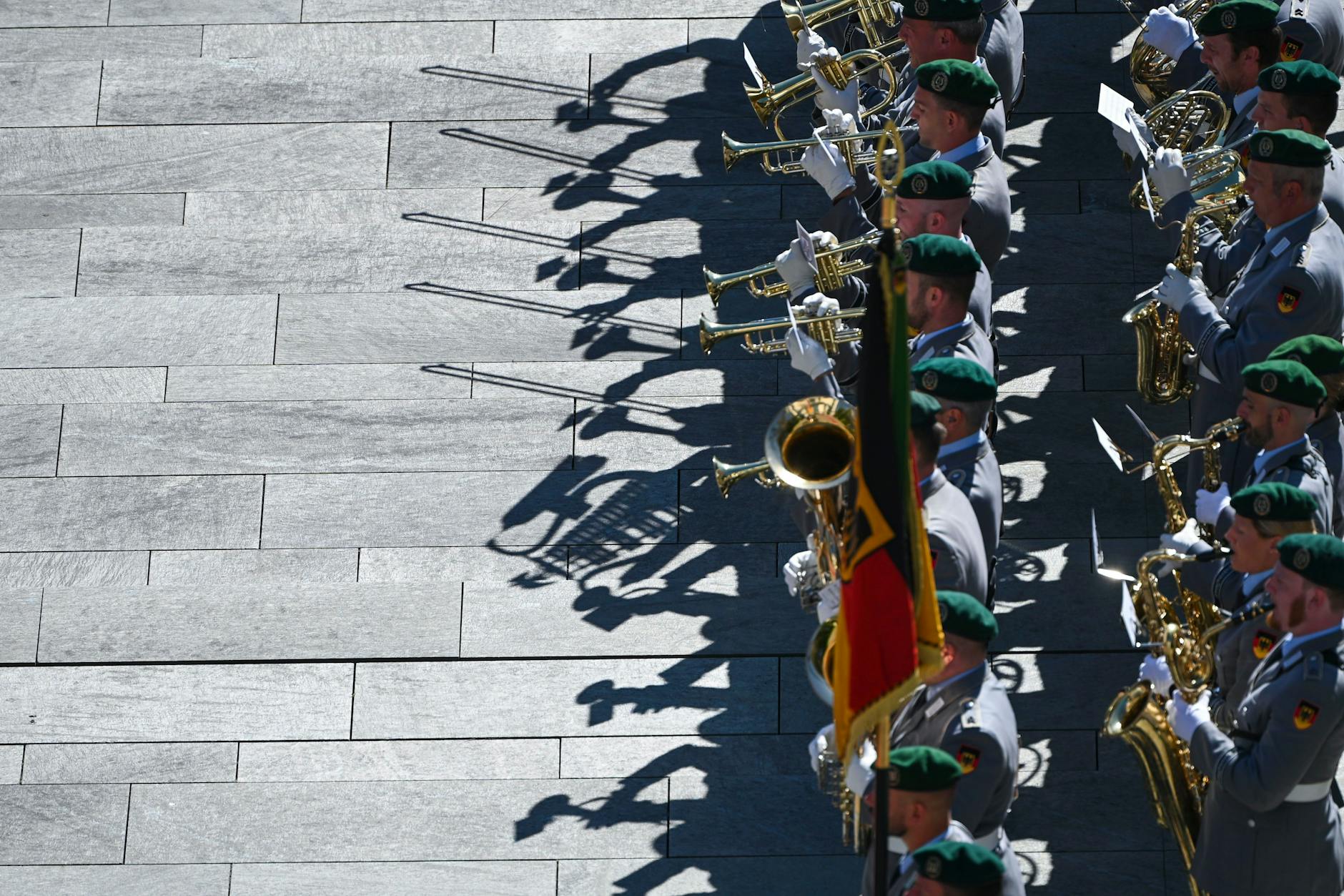 Das Wachbataillon der Bundeswehr vor dem Bundeskanzleramt.
