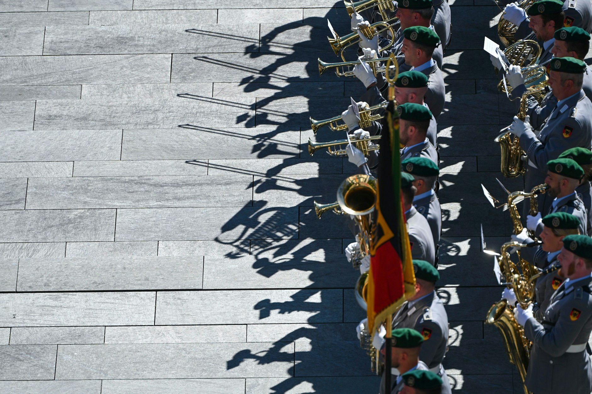 Das Wachbataillon der Bundeswehr vor dem Bundeskanzleramt.