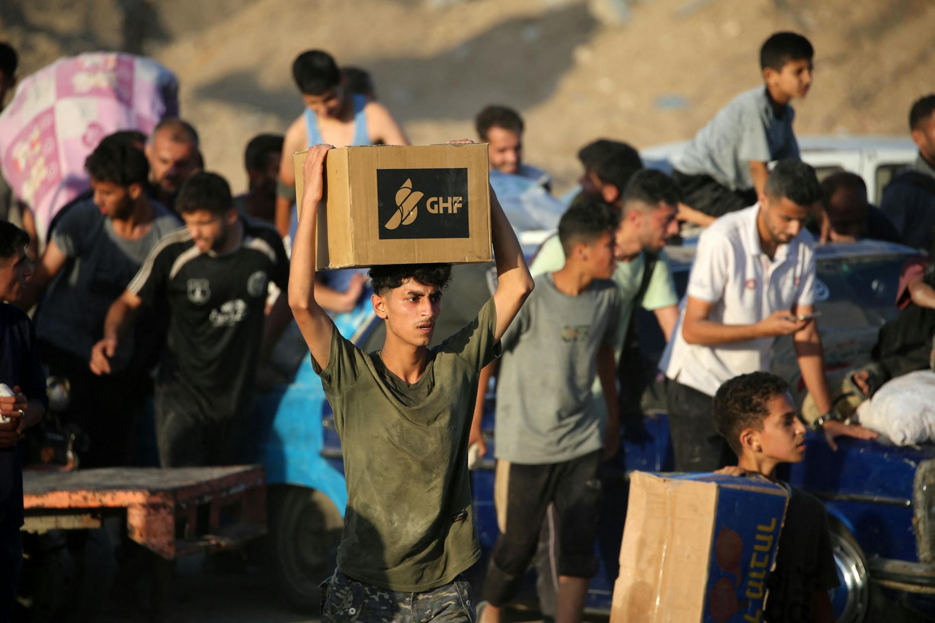 Palästinenser kommen von einem Hilfsverteilungspunkt der Gaza Humanitarian Foundation.