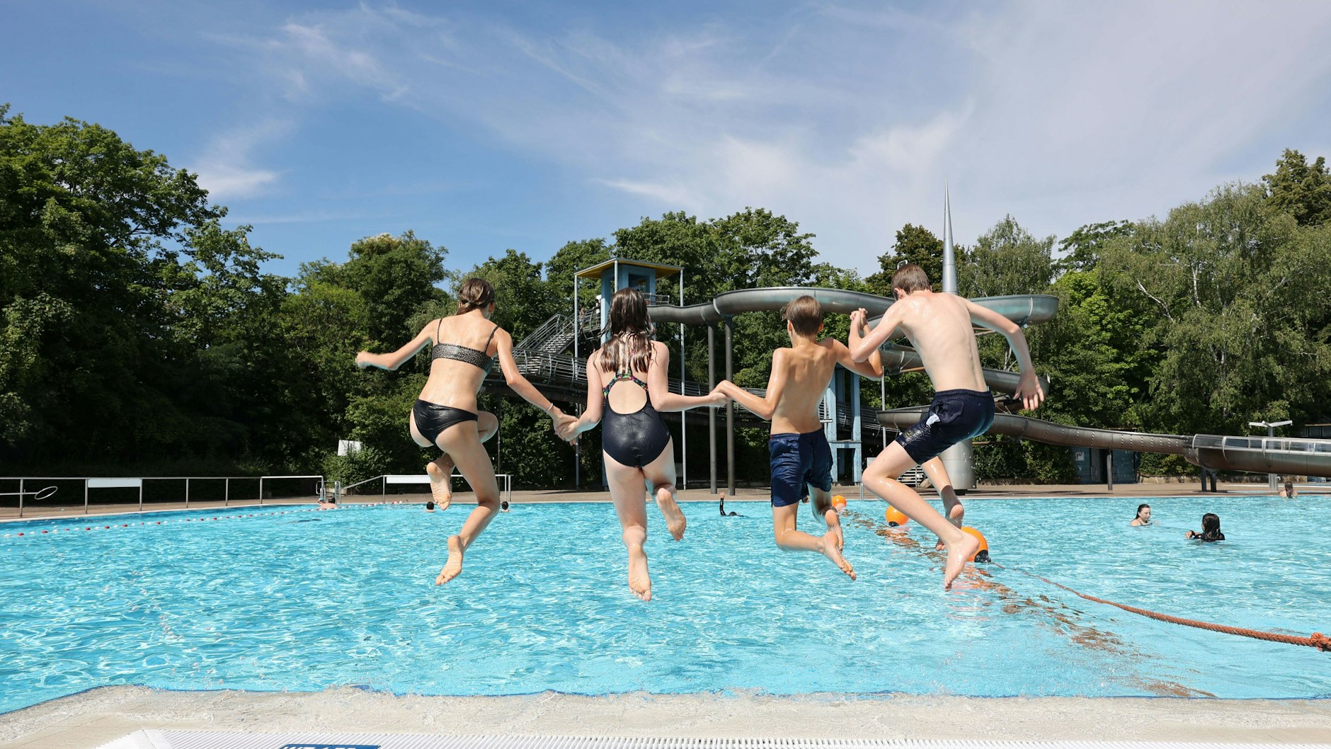 Im Sommerbad Neukölln wird es an heißen Tag voll.