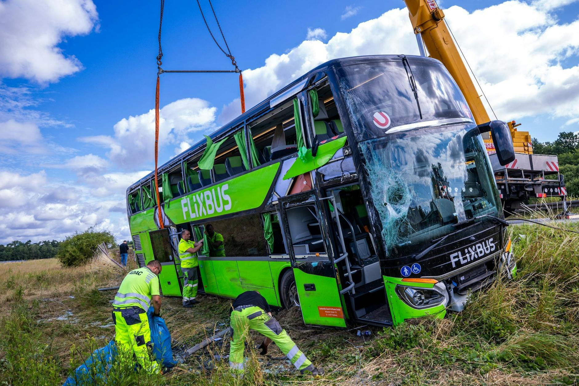 Bergungskräfte räumen die Unfallstelle, wo in der Nacht bei einem schweren Unfall auf der Autobahn 19 ein Flixbus von der Fahrbahn abkam und umgekippt war.