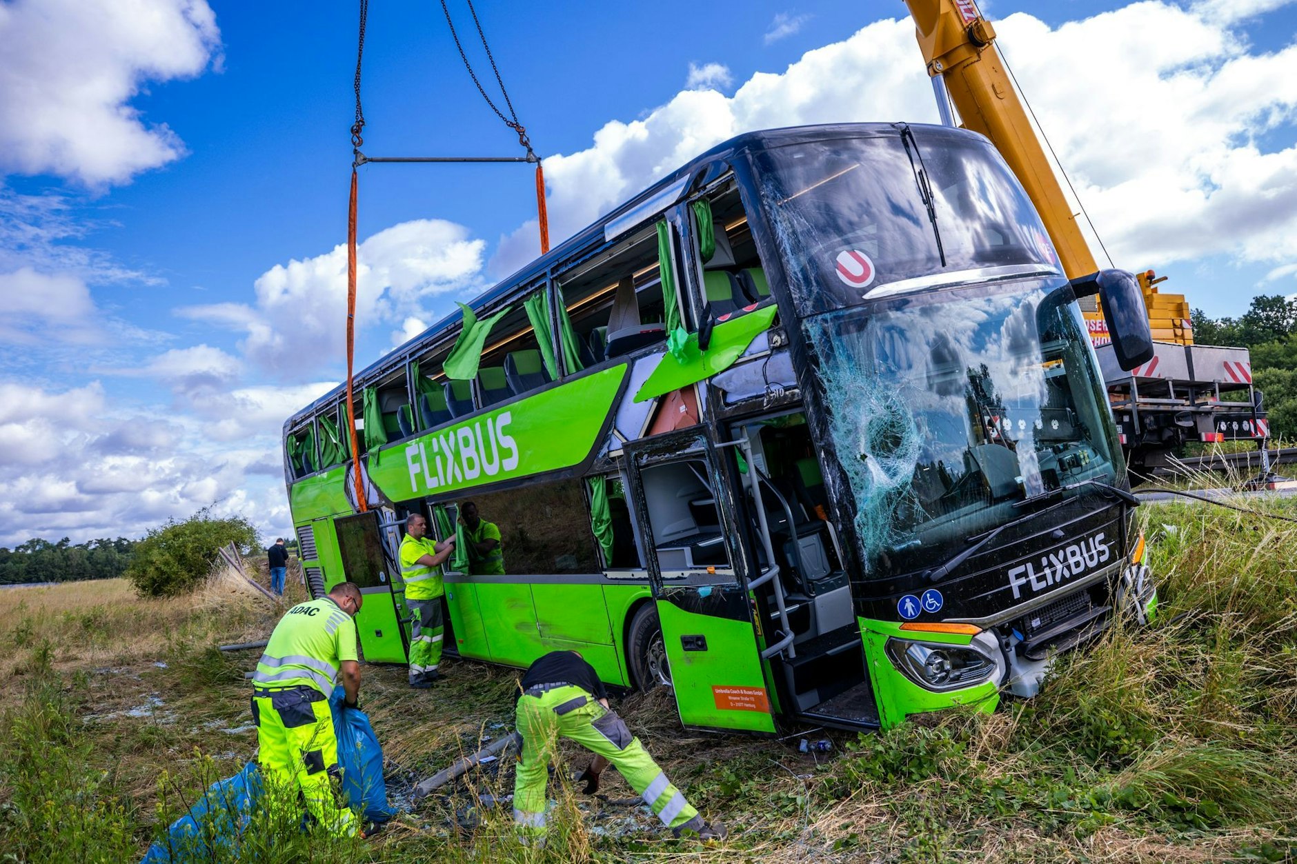 Bergungskräfte räumen die Unfallstelle, wo in der Nacht bei einem schweren Unfall auf der Autobahn 19 ein Flixbus von der Fahrbahn abkam und umgekippt war.
