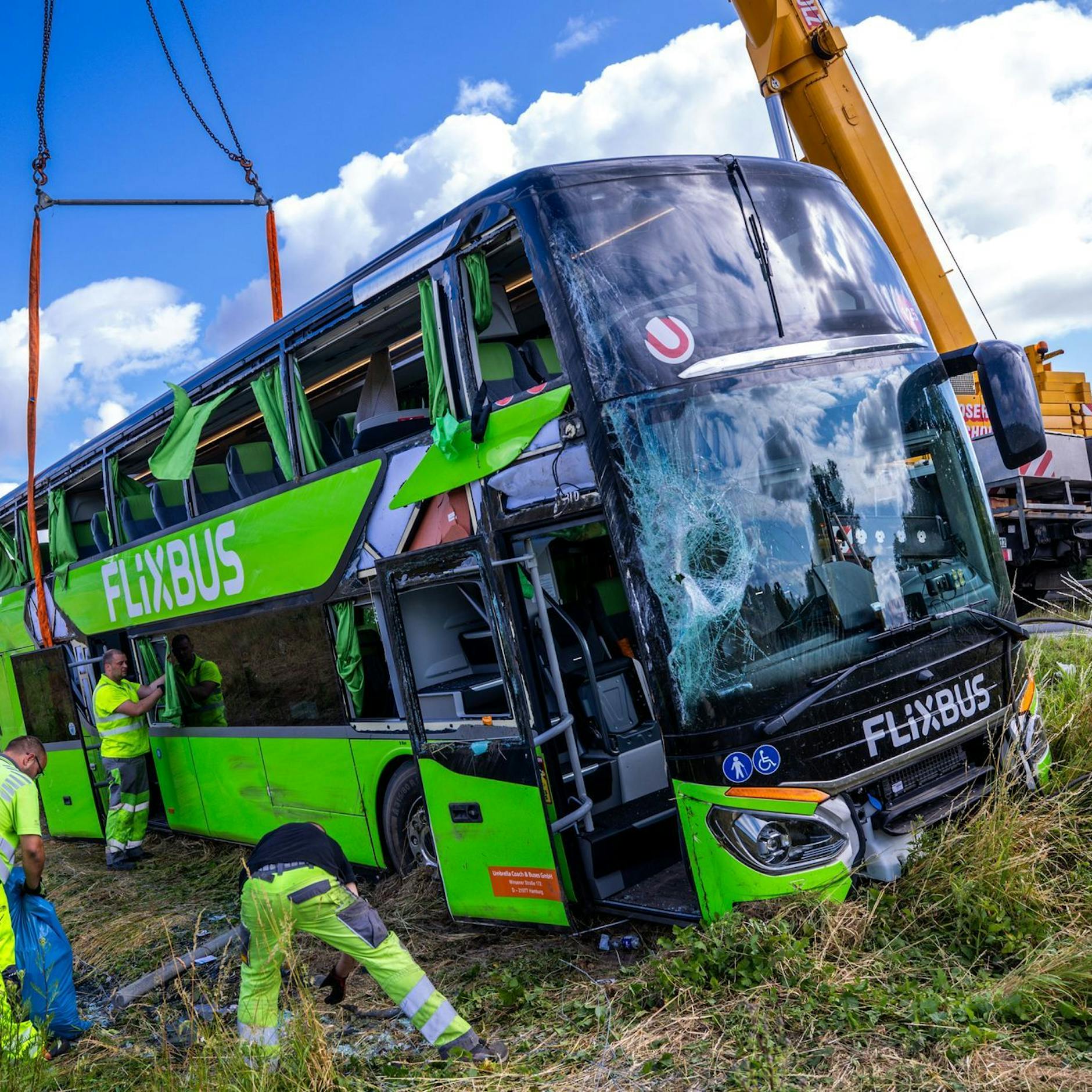 Image - Flixbus-Unfall Autobahn nach Berlin: Bus kippt um – 23 Menschen verletzt