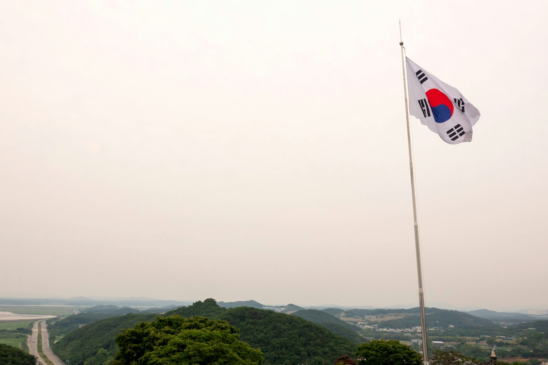 Eine südkoreanische Flagge weht im Wind auf einem südkoreanischen Observatorium in der südlichen demilitarisierten Zone, die die beiden Koreas trennt.