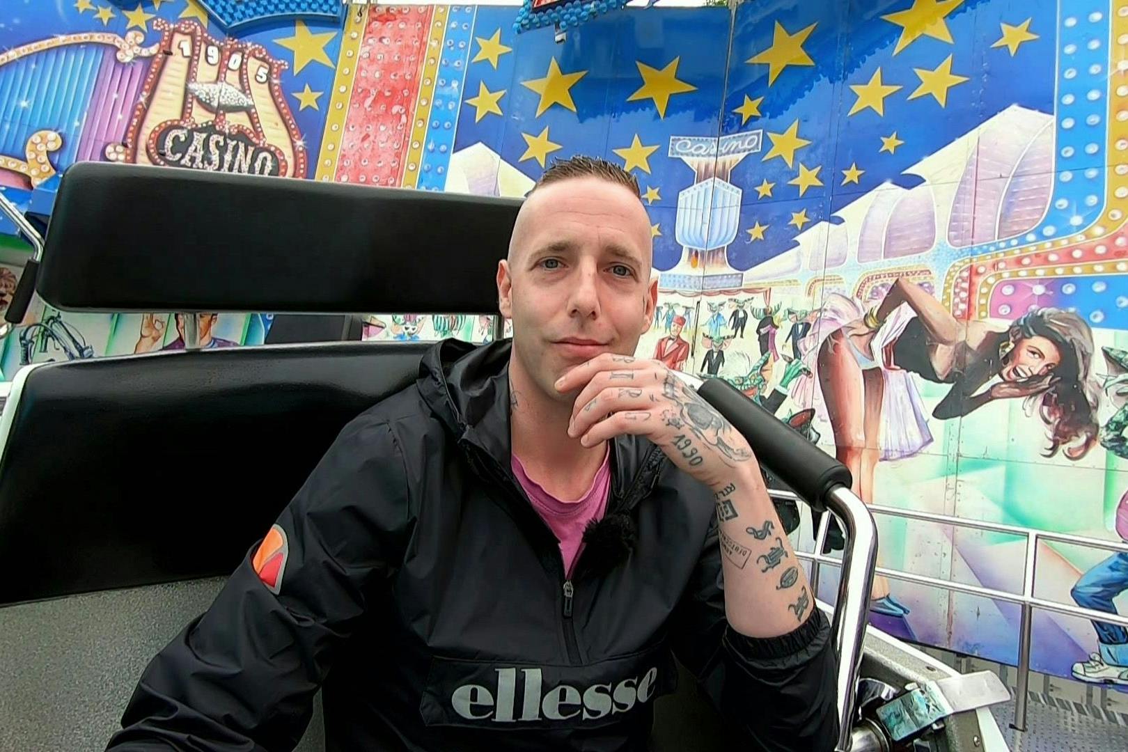 Chris (33) gehört zu den streitbaren Kandidaten von Armes Deutschland. Seinen Besuch auf dem Rummel kommentierte er beispielsweise damit, dass der Staat dafür ja da sei.