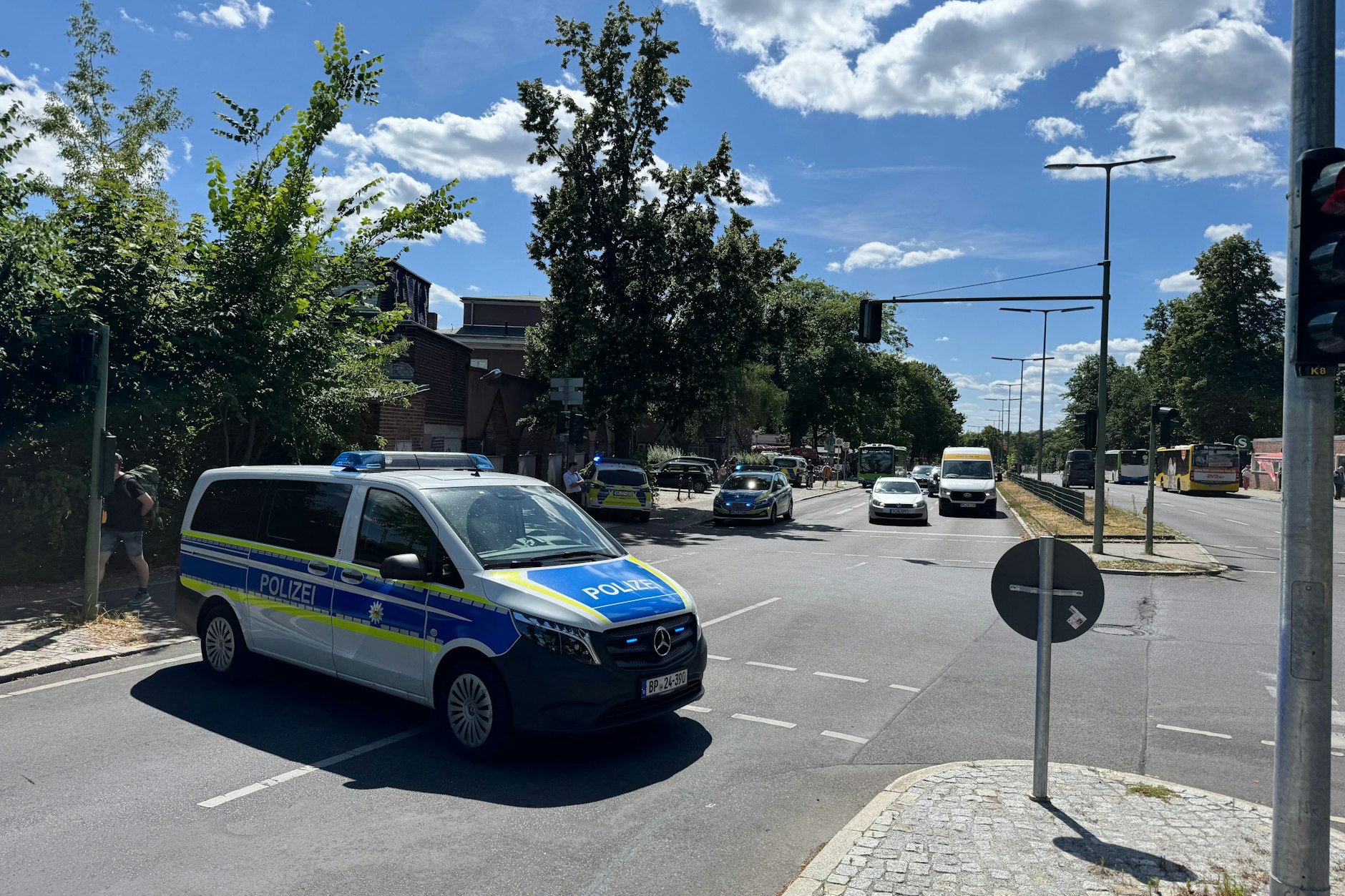 Fahrzeuge der Berliner Polizei stehen vor dem S-Bahnhof Wannsee.