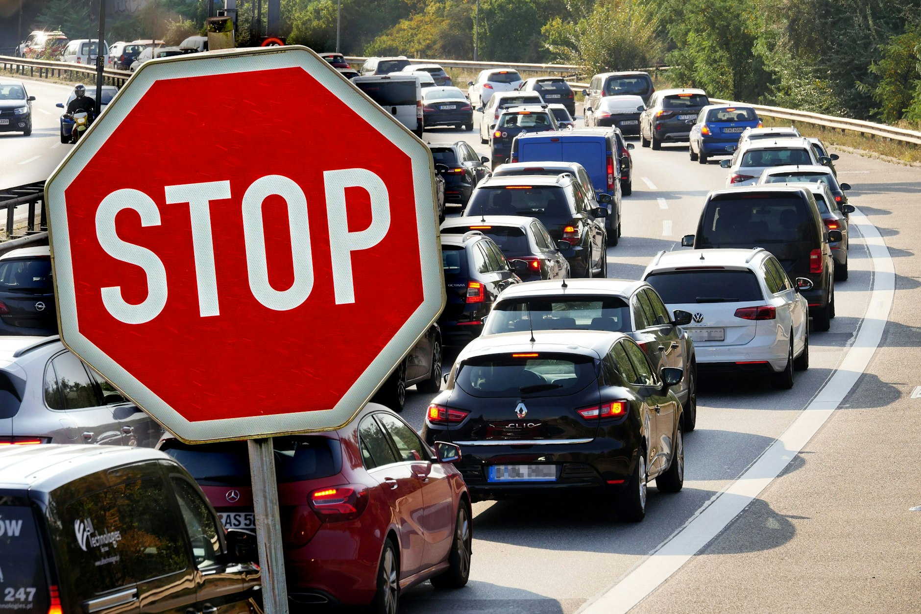 Ein gigantischer Autokorso wird am Wochenende weite Teile der Hauptstadt verstopfen. Wer mit dem eigenen Wagen unterwegs ist, muss sich auf Verkehrsbehinderungen einstellen.