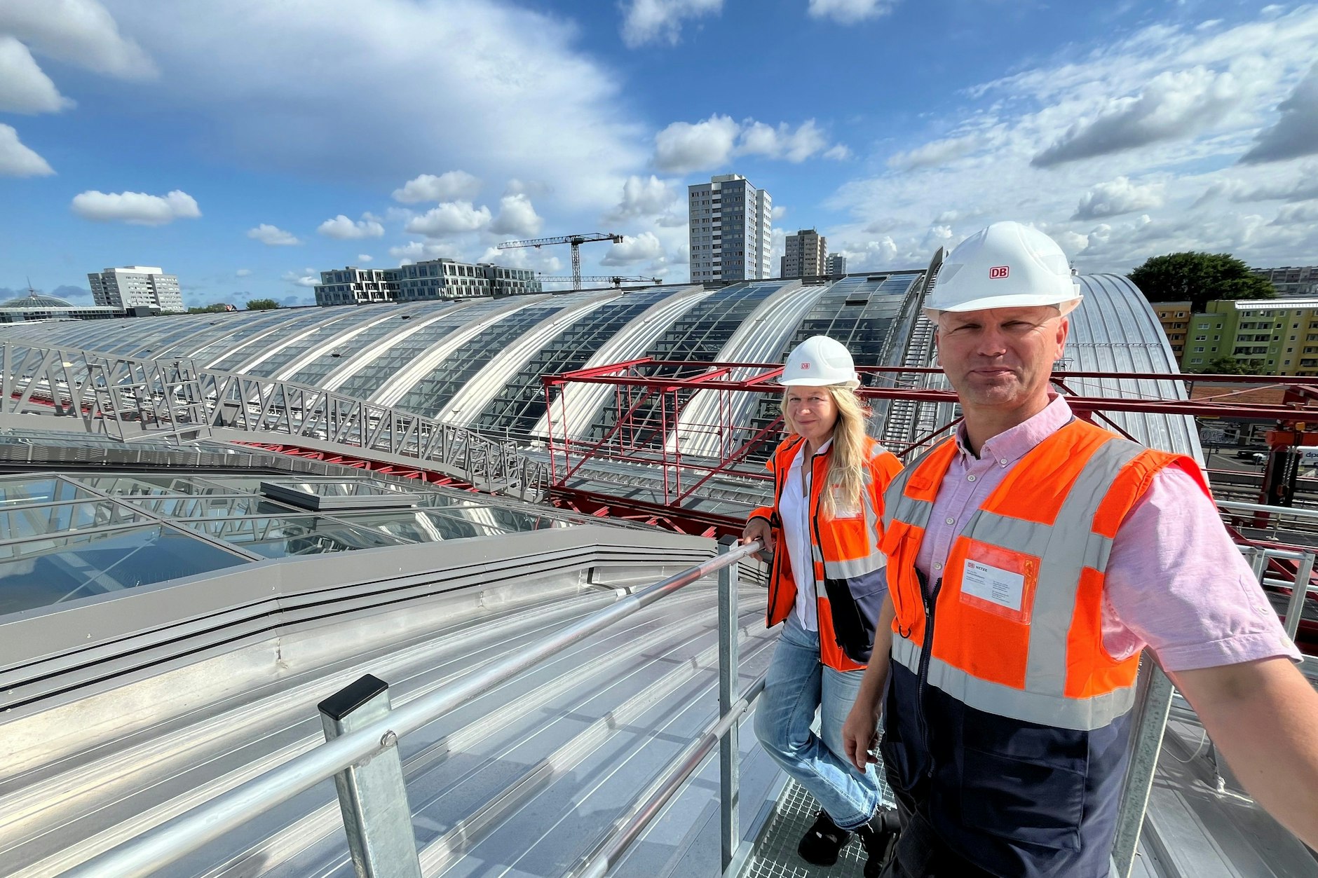 Auf den neuen Dächern des Ostbahnhofs in Friedrichshain unterwegs: Patricia Deurer (l.) und Steffen Dieckmann von der Projektleitung Gleishallenerneuerung Ostbahnhof Berlin.