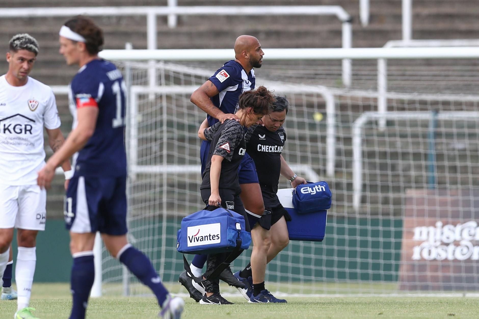 Bitter! Herthas Verteidiger John Anthony Brooks musste mit Wadenverletzung beim Testspiele gegen Dynamo ausgewechselt werden.