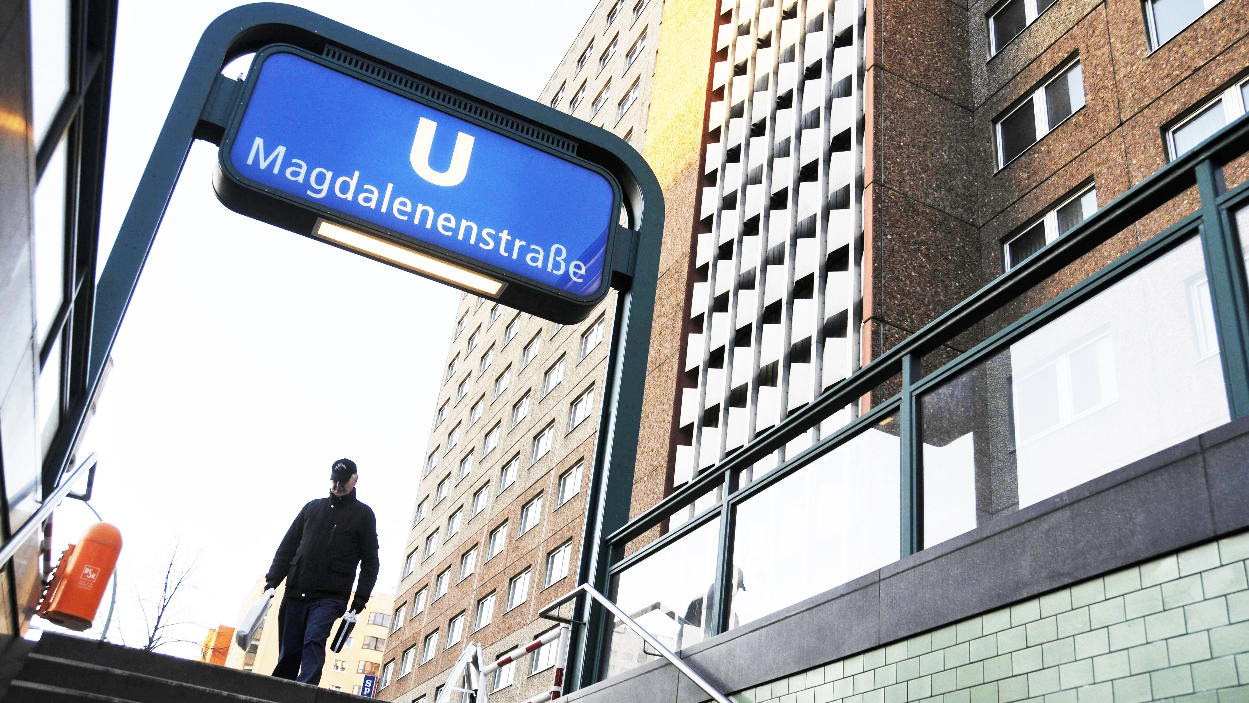 Der U-Bahnhof Magdalenenstraße an der U-Bahn-Linie U5 befindet sich in unmittelbarer Nähe der ehemaligen Stasi-Zentrale, heute Campus für Demokratie.
