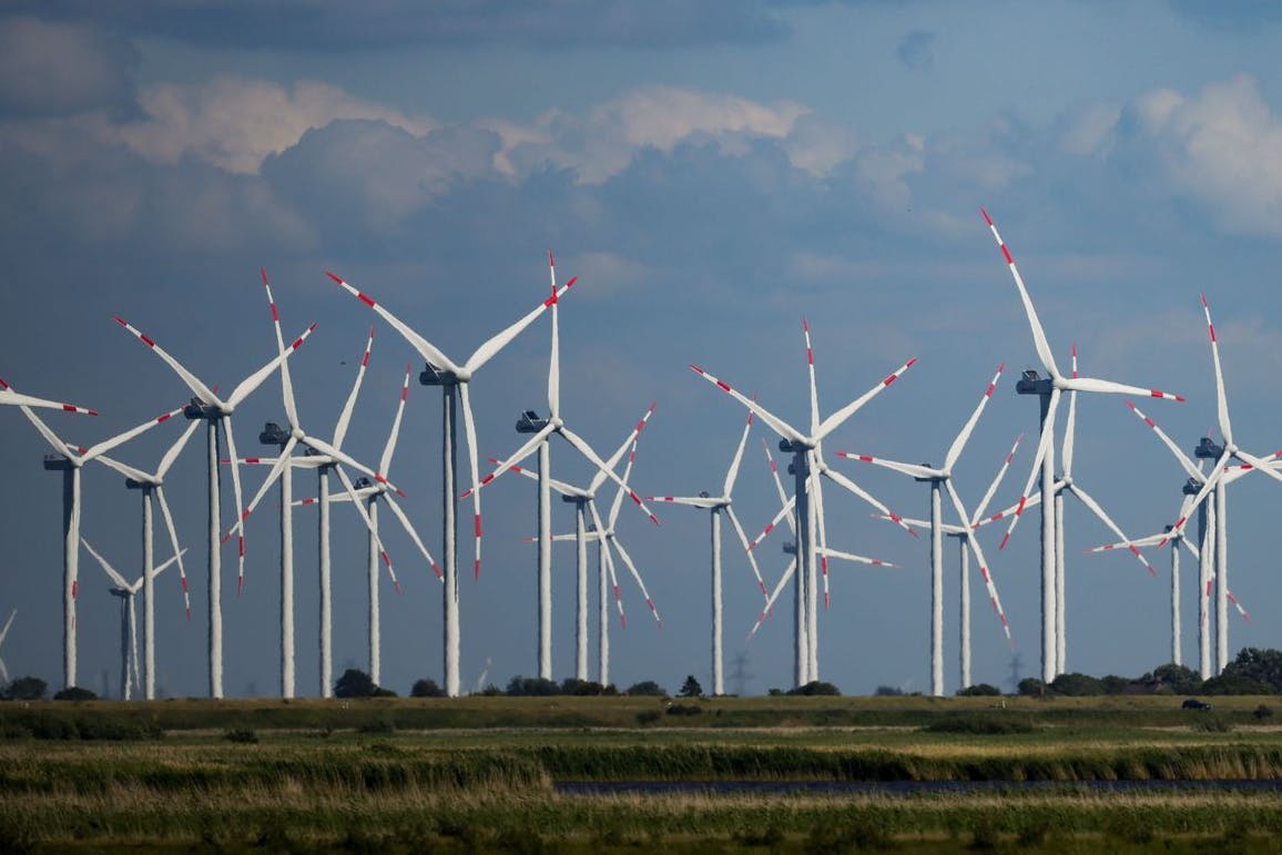 Wo sollen nur all die Windräder hin? An Autobahnen, auf Felder oder in Wälder?