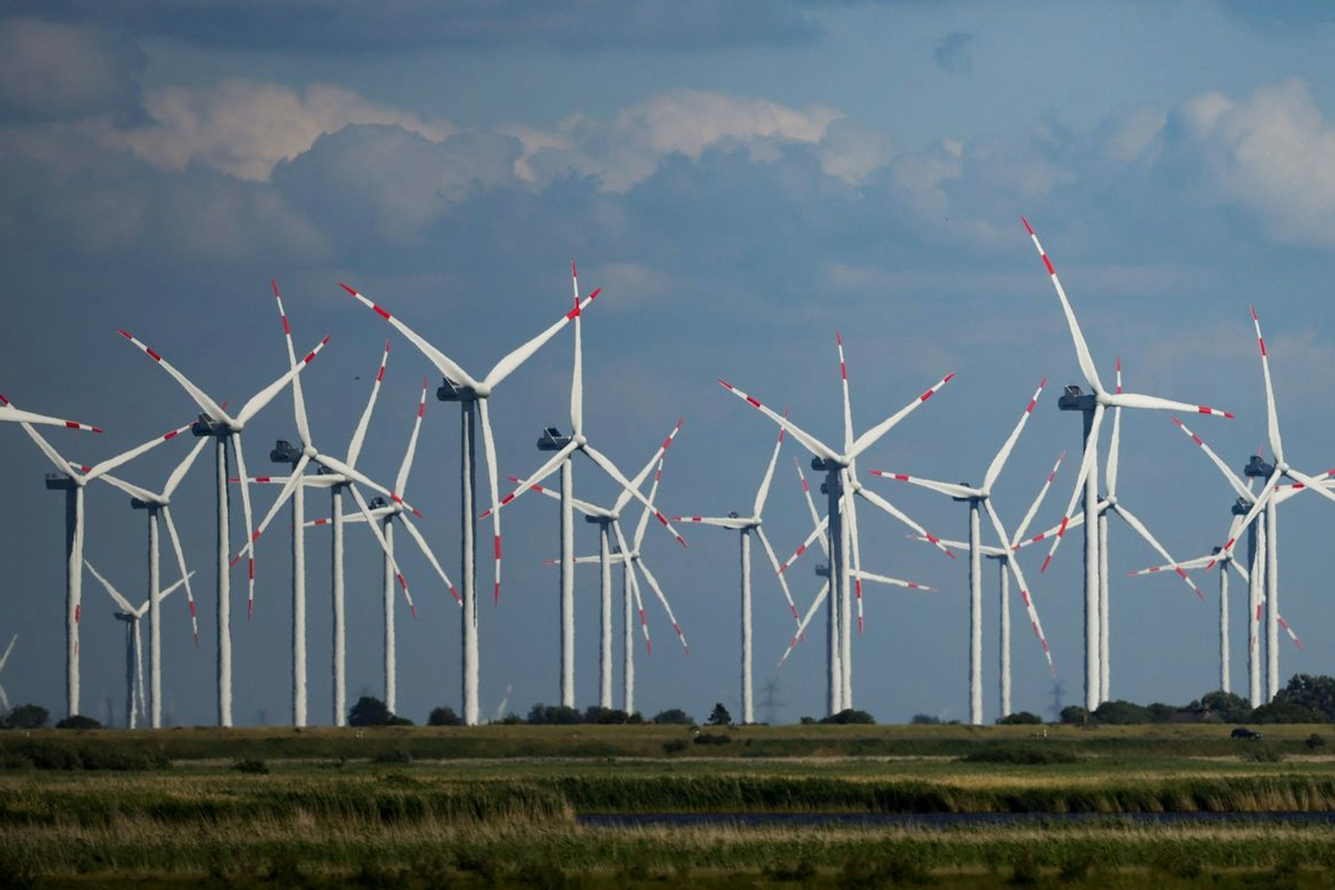 Wo sollen nur all die Windräder hin? An Autobahnen, auf Felder oder in Wälder?
