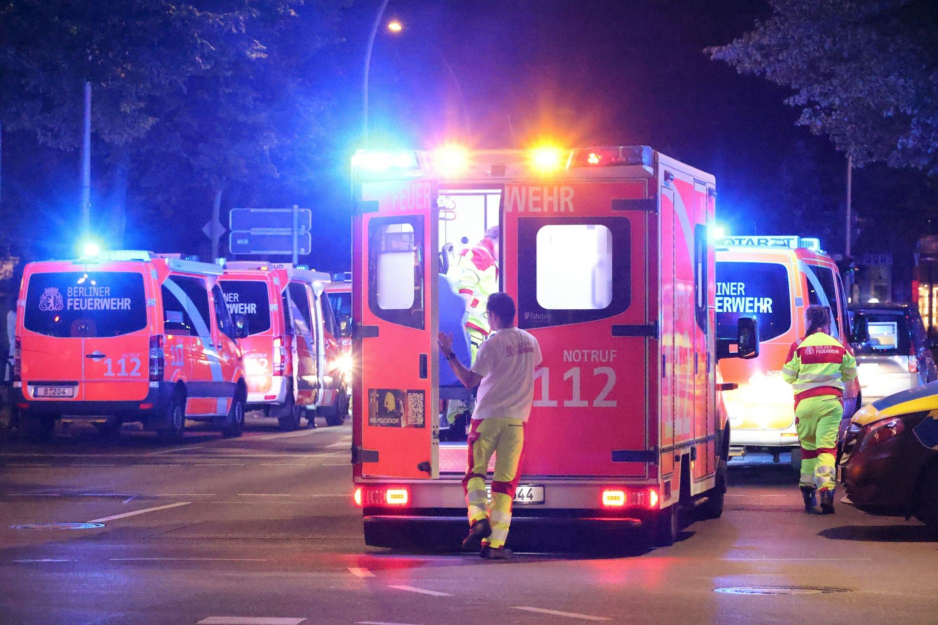 Ein Rettungswagen steht am Olivaer Platz in Berlin-Charlottenburg: Im Innern wird eine schwer verletzte Person behandelt, die auf dem Platz angeschossen wurde.