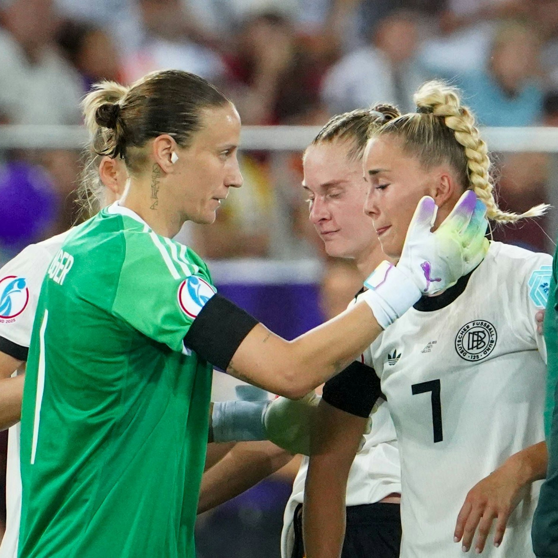 Nationaltorhüterin Ann-Katrin Berger tröstet DFB-Kapitänin Giulia Gwinn bei ihrer Auswchslung.