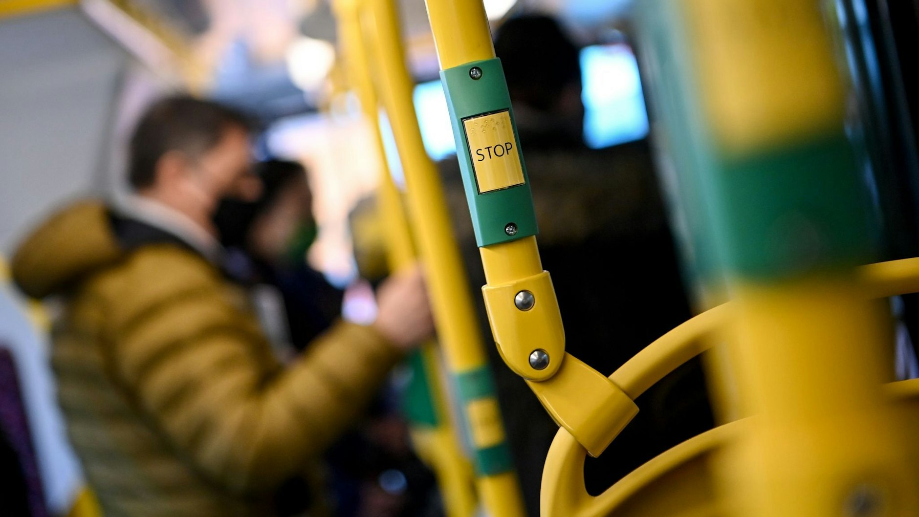 Weil der Busfahrer der BVG eine Vollbremsung einlegen musste, stürzten einige der Fahrgäste im Inneren des Busses.