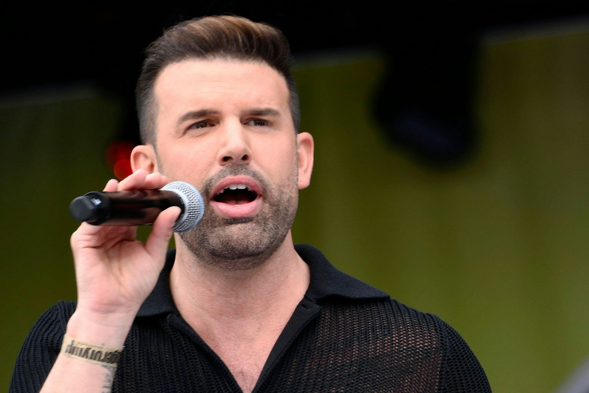 Popstar Jay Khan legte eine steile Karriere in der Musik und im Fernsehen hin. In einem Interview enthüllte er jetzt ein dunkles Kapitel seiner Familiengeschichte.