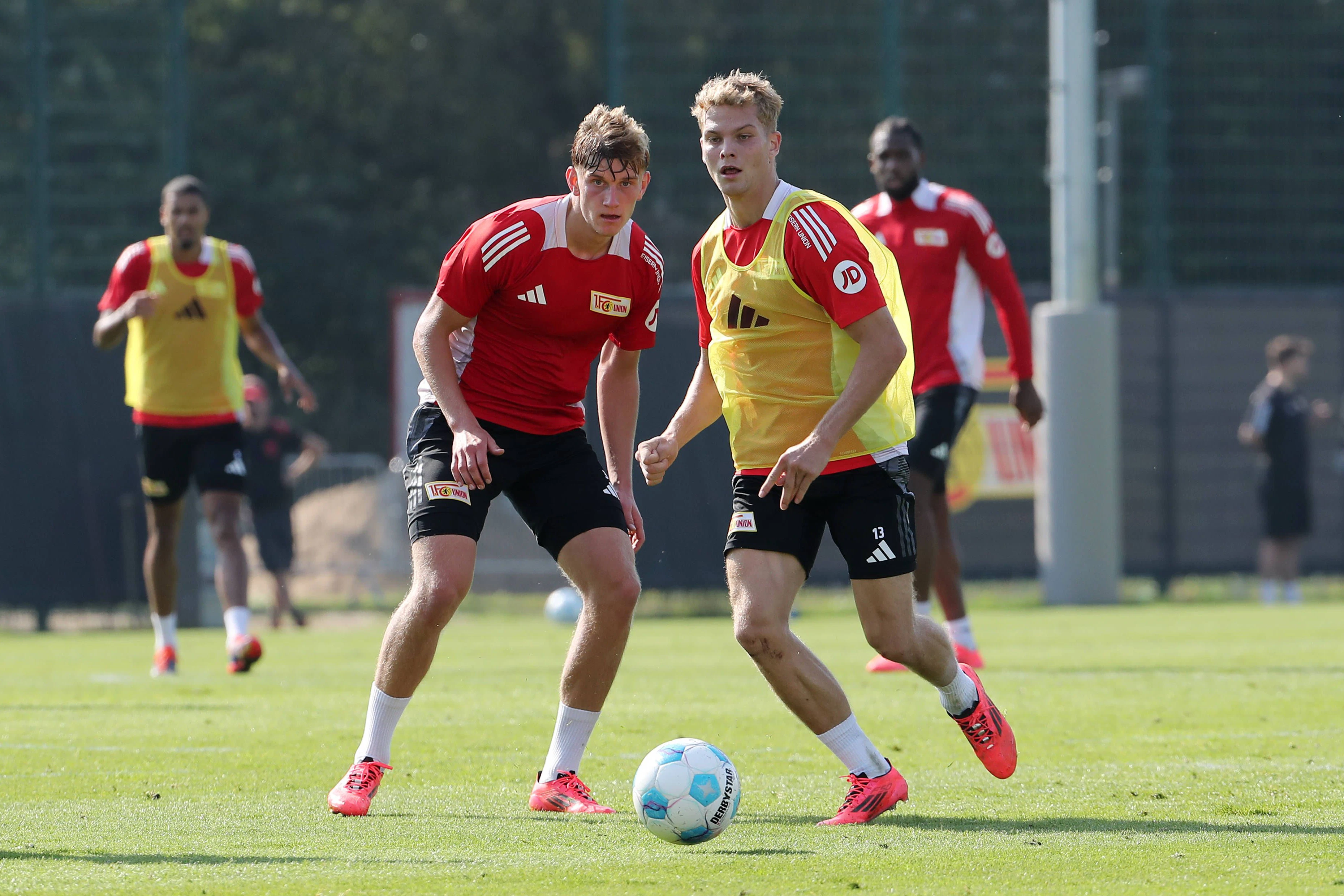 Aljoscha Kemlein (20) gehört beim 1. FC Union die Zukunft. Ist der Mittelfeldmann gesund, hat er beste Chancen, in der Statrelf zu stehen. Andras Schäfer (r.) duelliert sich dagegen mit Rani Khedira für den defensiveren Part im Mittelfeld.