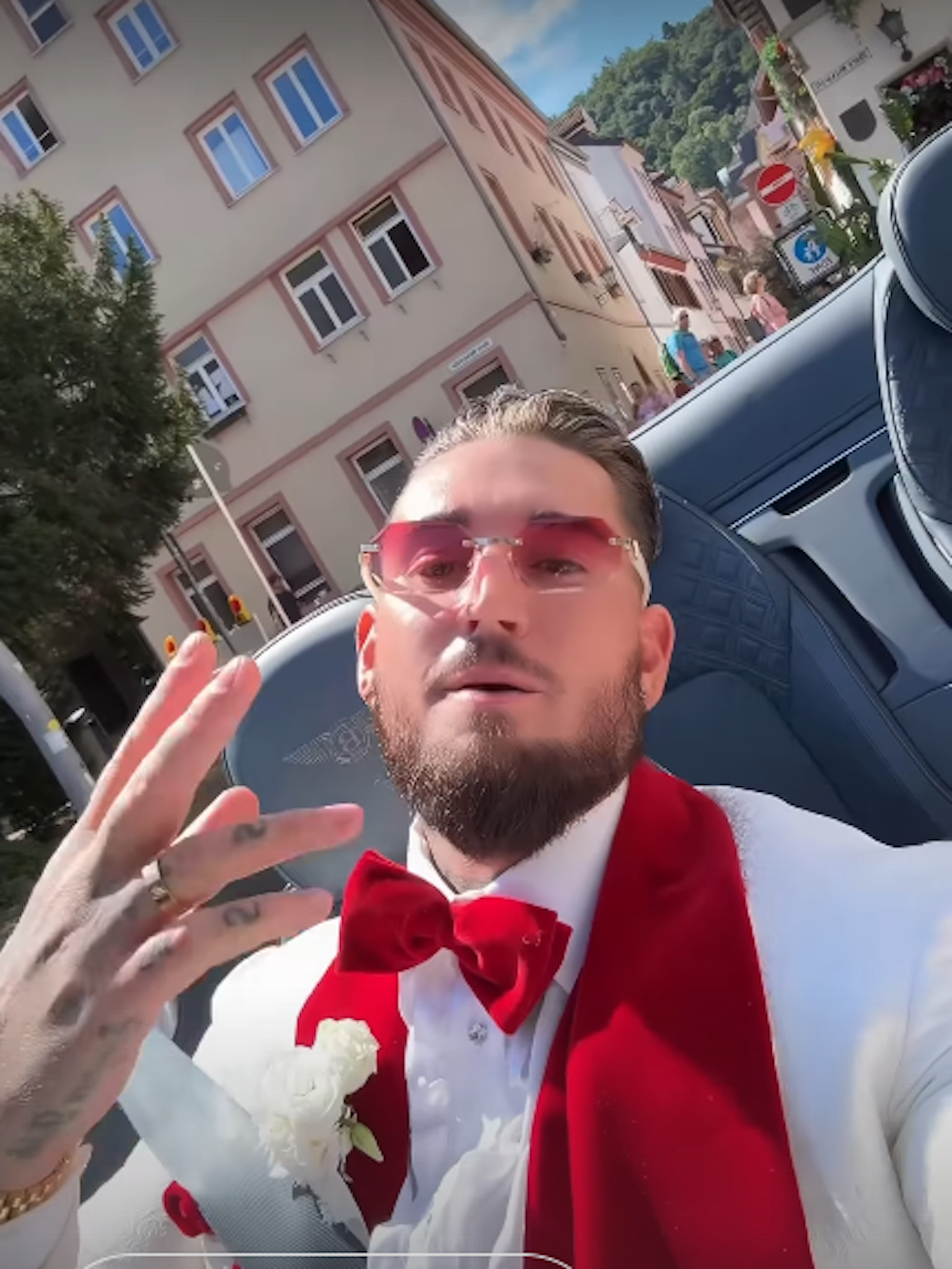 Mike trug einen weiß-roten Anzug.