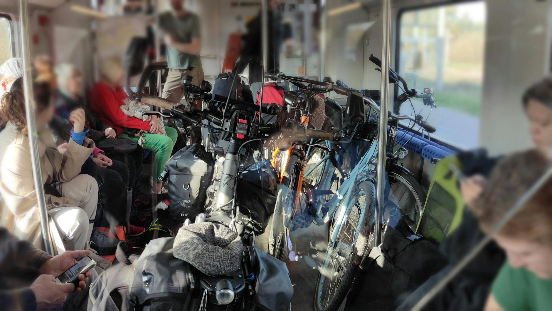 Vor allem im Sommer wollen viele Menschen die Regios nutzen - etwa für Fahrradtouren. Doch das verschärft das Chaos nur noch mehr.
