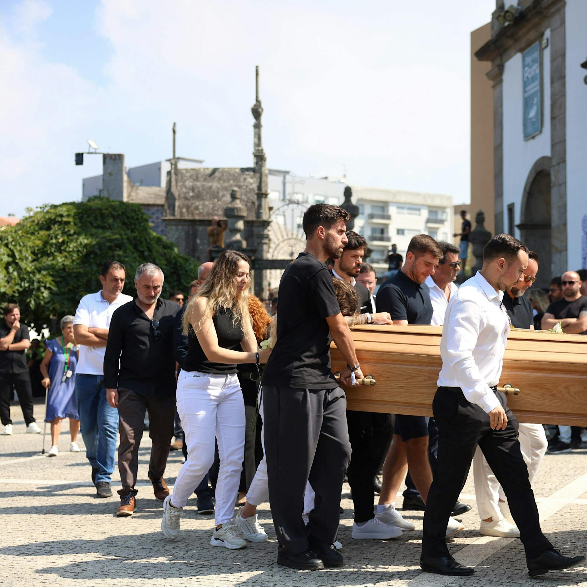 Bewegende Bilder: Frau, Großvater und Stars weinen um Jota-Brüder