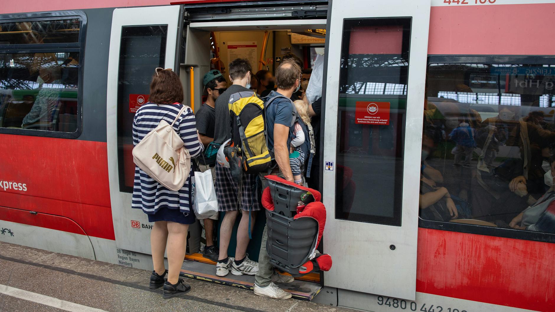 Volle Regionalzüge sind vor allem seit der Corona-Zeit und der Einführung des bundesweit gültigen Tickets - früher 9-Euro-Ticket, jetzt Deutschlandticket - ein Problem.