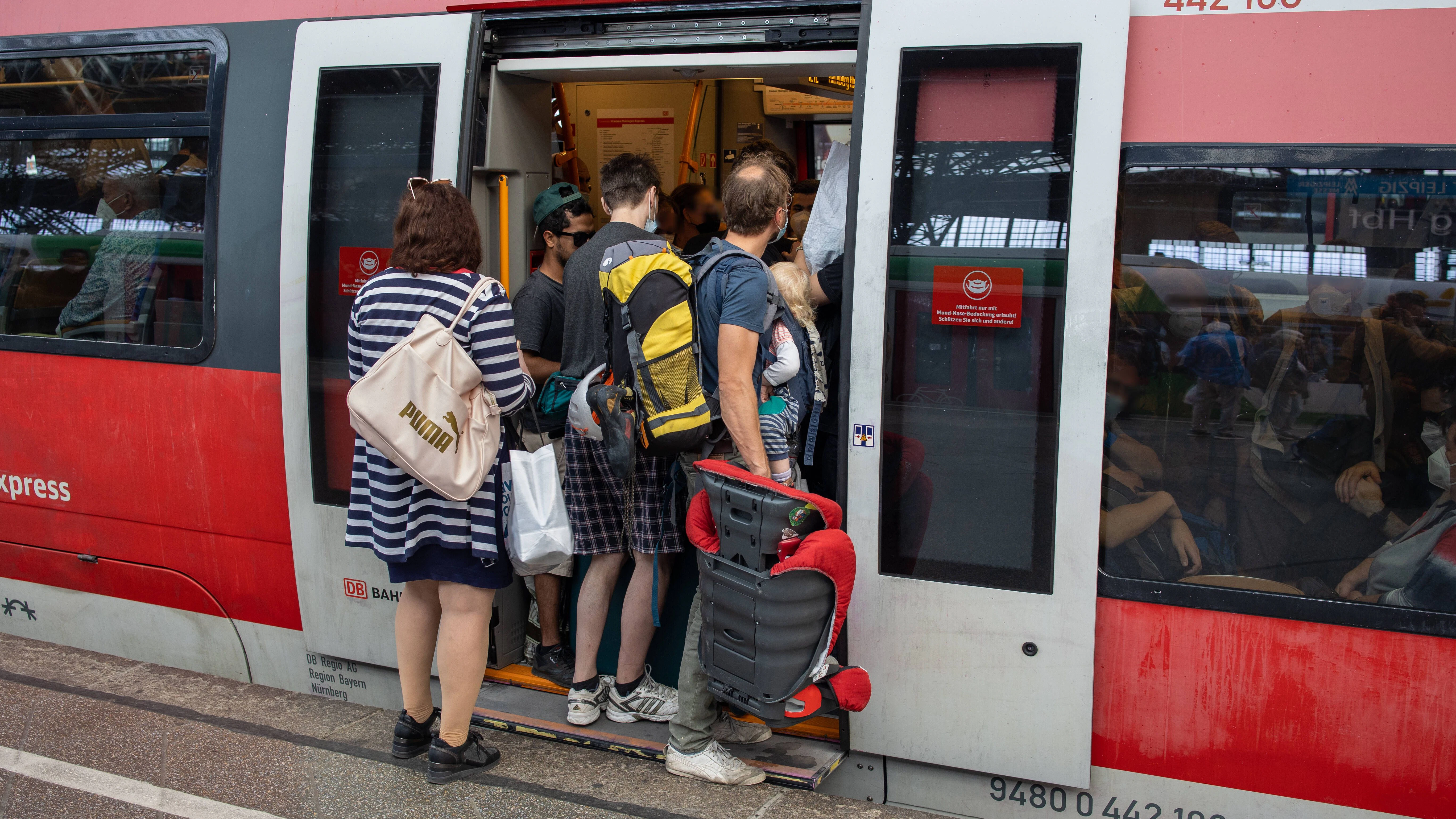 Volle Regionalzüge sind vor allem seit der Corona-Zeit und der Einführung des bundesweit gültigen Tickets - früher 9-Euro-Ticket, jetzt Deutschlandticket - ein Problem.