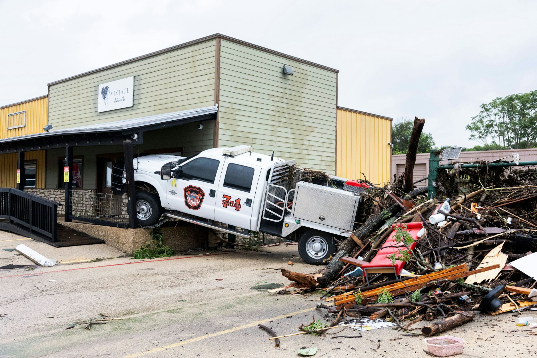 Das Wasser ist weg, die Zerstörung bleibt. Ein Truck kam in einem Haus zum Stehen, Müll liegt auf der Straße.