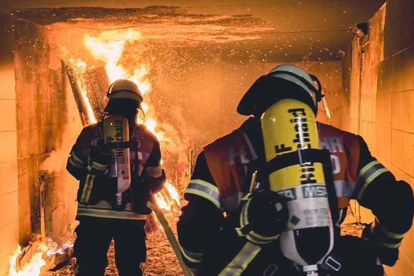In der Bahnunterführung Hirschaid in Bayern brannte es am Freitagmorgen - mit katastrophalen Folgen für den Zugverkehr zwischen Berlin und München.