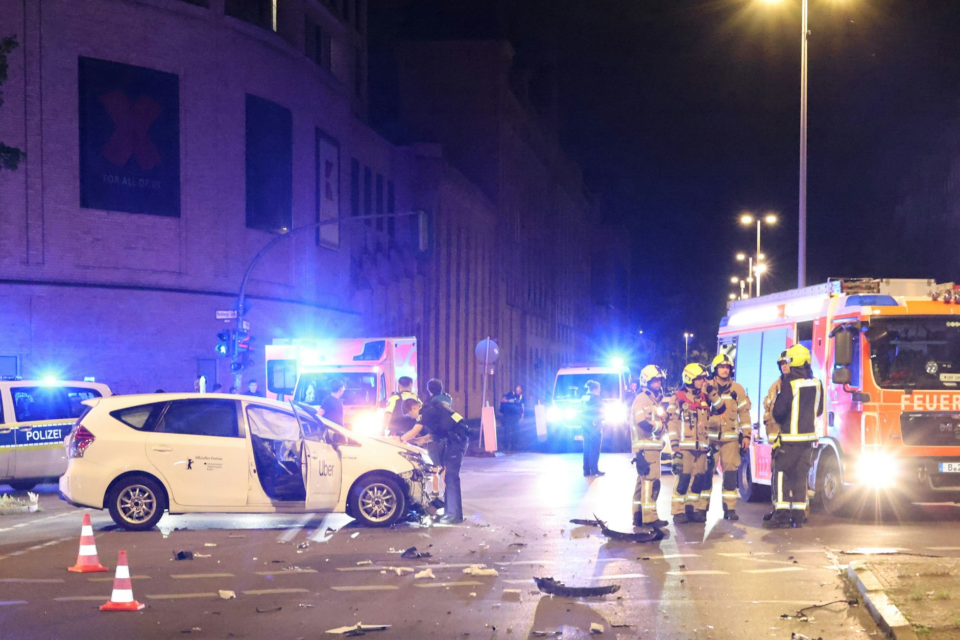 Der Uber-Wagen steht auf einer Jreuzung in Berlin-Moabit, ringsum liegen Blechtrümmer.