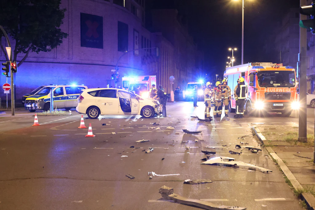 Raser-Crash mit Uber: Ein Wunder, dass es nur zwei Verletzte gab!