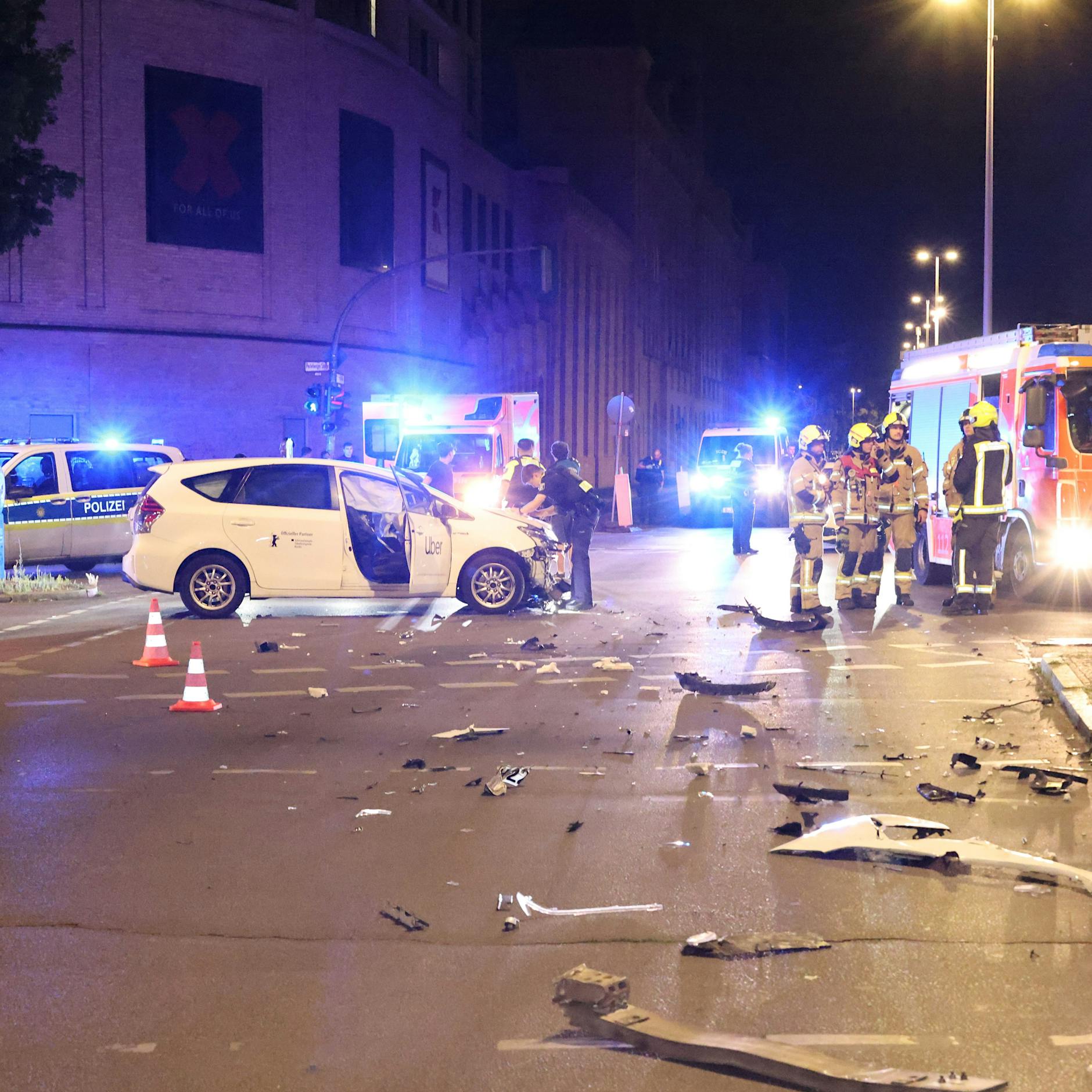 Raser-Crash mit Uber: Ein Wunder, dass es nur zwei Verletzte gab!