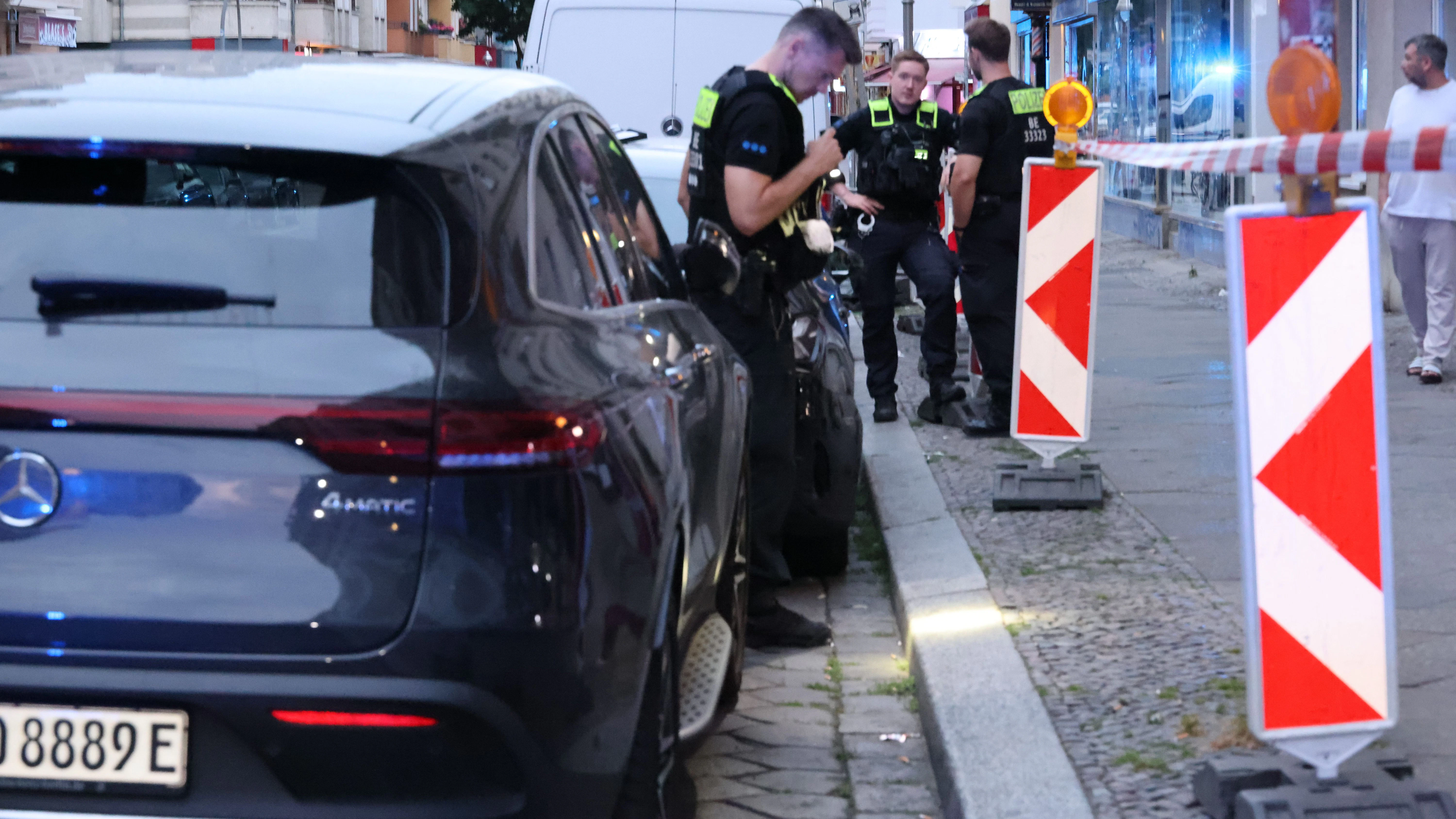 Es ist schon Tag, als Polizisten nach den Schüssen vor einer&nbsp; Bar nach Patronenhülsen und andeeren Spiren in der Brüsseler Straße suchen.