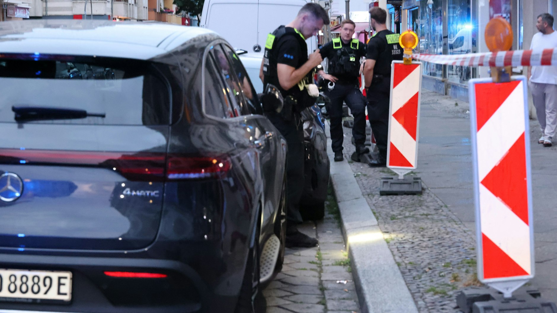 Es ist schon Tag, als Polizisten nach den Schüssen vor einer&nbsp; Bar nach Patronenhülsen und andeeren Spiren in der Brüsseler Straße suchen.