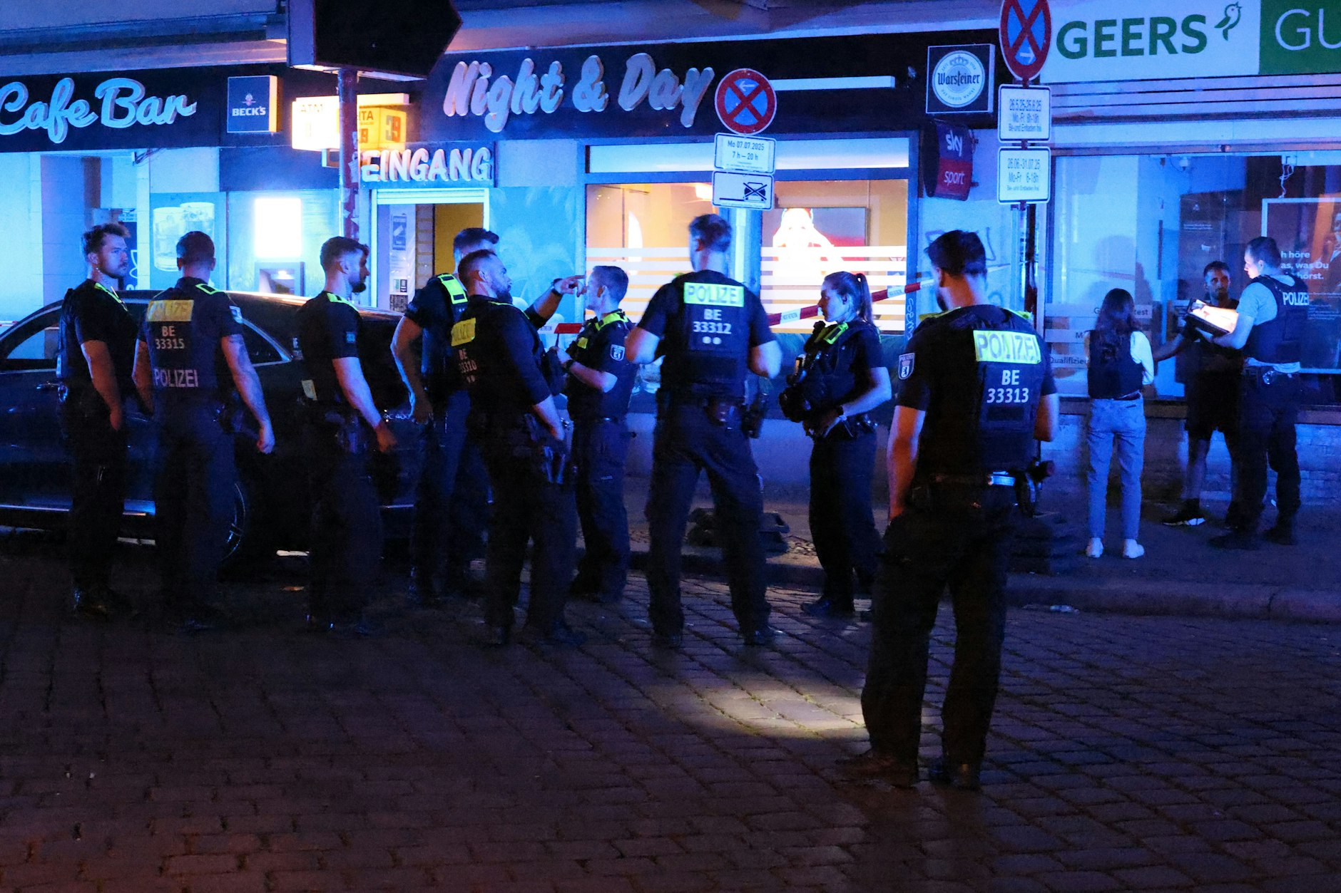 Großes Polizei-Aufgebot in der Brüsseler Strasse, nach dem Schüse vor einer Bar gefallen sind.