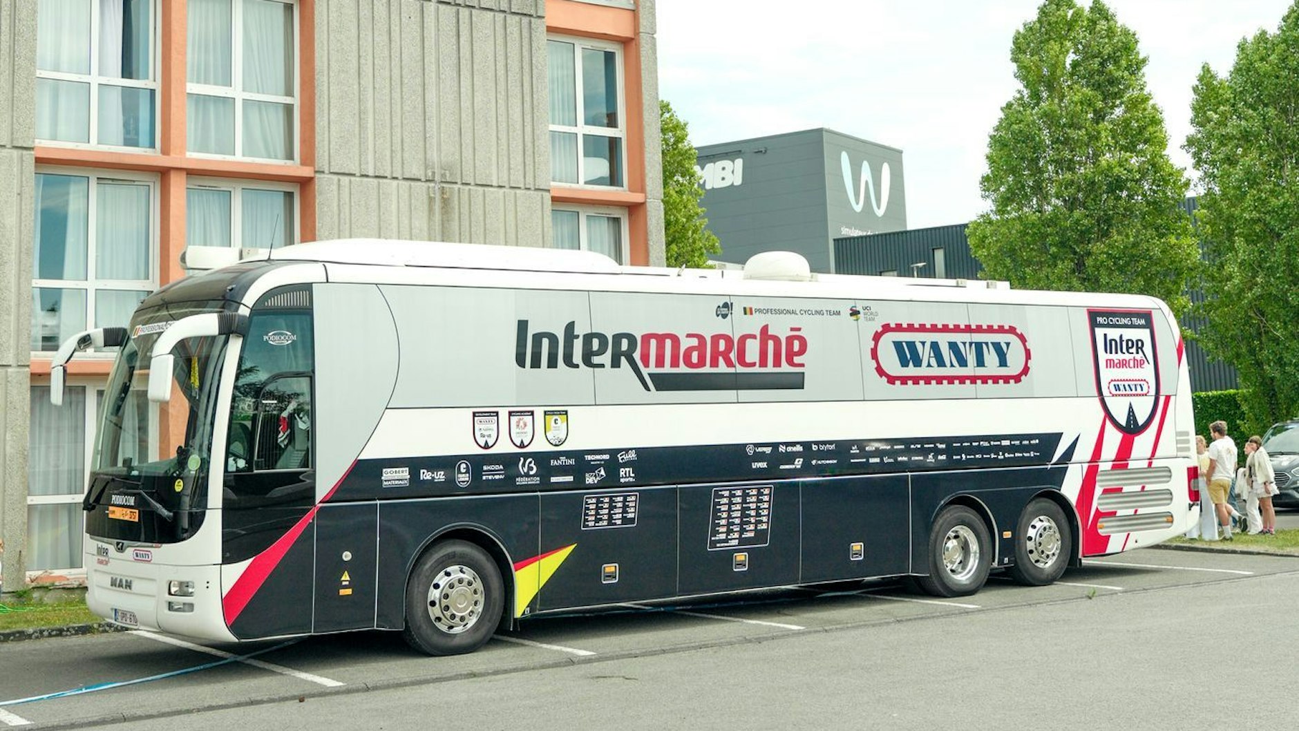 Der Mannschaftsbus des Teams Intermarche-Wanty.