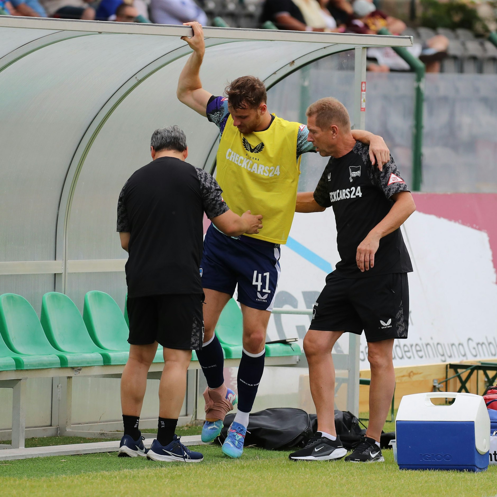 Herthas Pascal Klemens knickte beim Aufwärmen um, sein rechter Knöchel wurde sofort bandagiert.