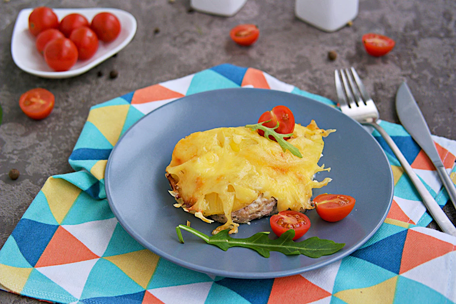 Mit einer Extra-Scheibe Ananas wird aus der Hackfleisch-Schnitte ein exotischer Toast Hawaii. Lässt man das Toastbrot und das Brötchen im Hackfleisch weg, eignet sich das Rezept für glutenfreie Ernährung.