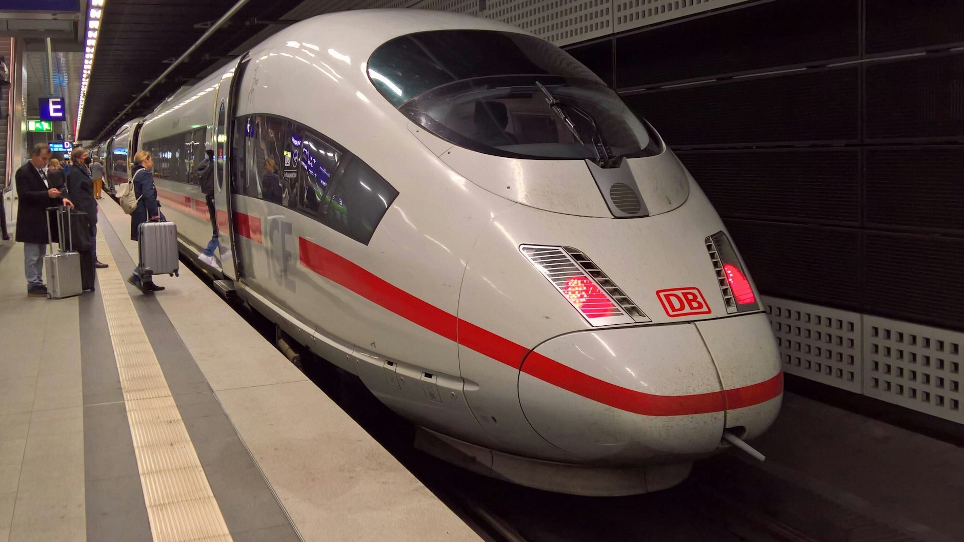 Berlin-Hauptbahnhof: Die ICE-Züge von Berlin nach München brauchen wegen eines Feuers jetzt anderthalb Stunden länger als im Fahrplan angegeben.