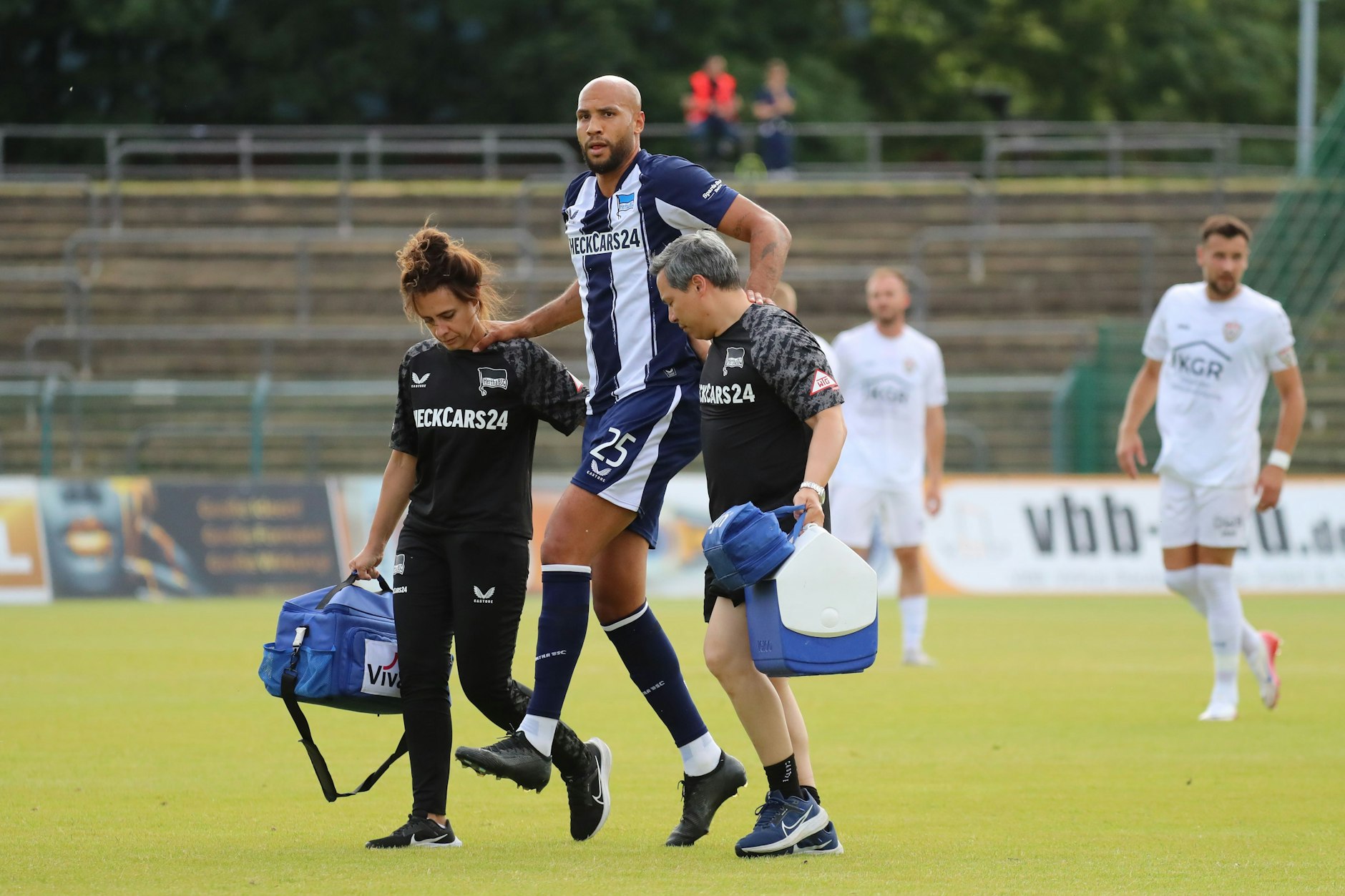 Bitter! Herthas John Anthony Brooks musste bei seiner Auswechslung von Physiotherapeutin Anne Kabe und Mannschaftsarzt Hi-Un Park gestützt werden.