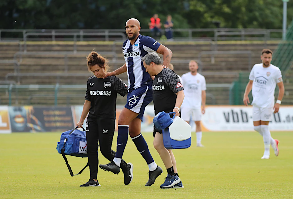 Bitter! Herthas John Anthony Brooks musste bei seiner Auswechslung von Physiotherapeutin Anne Kabe und Mannschaftsarzt Hi-Un Park gestützt werden.