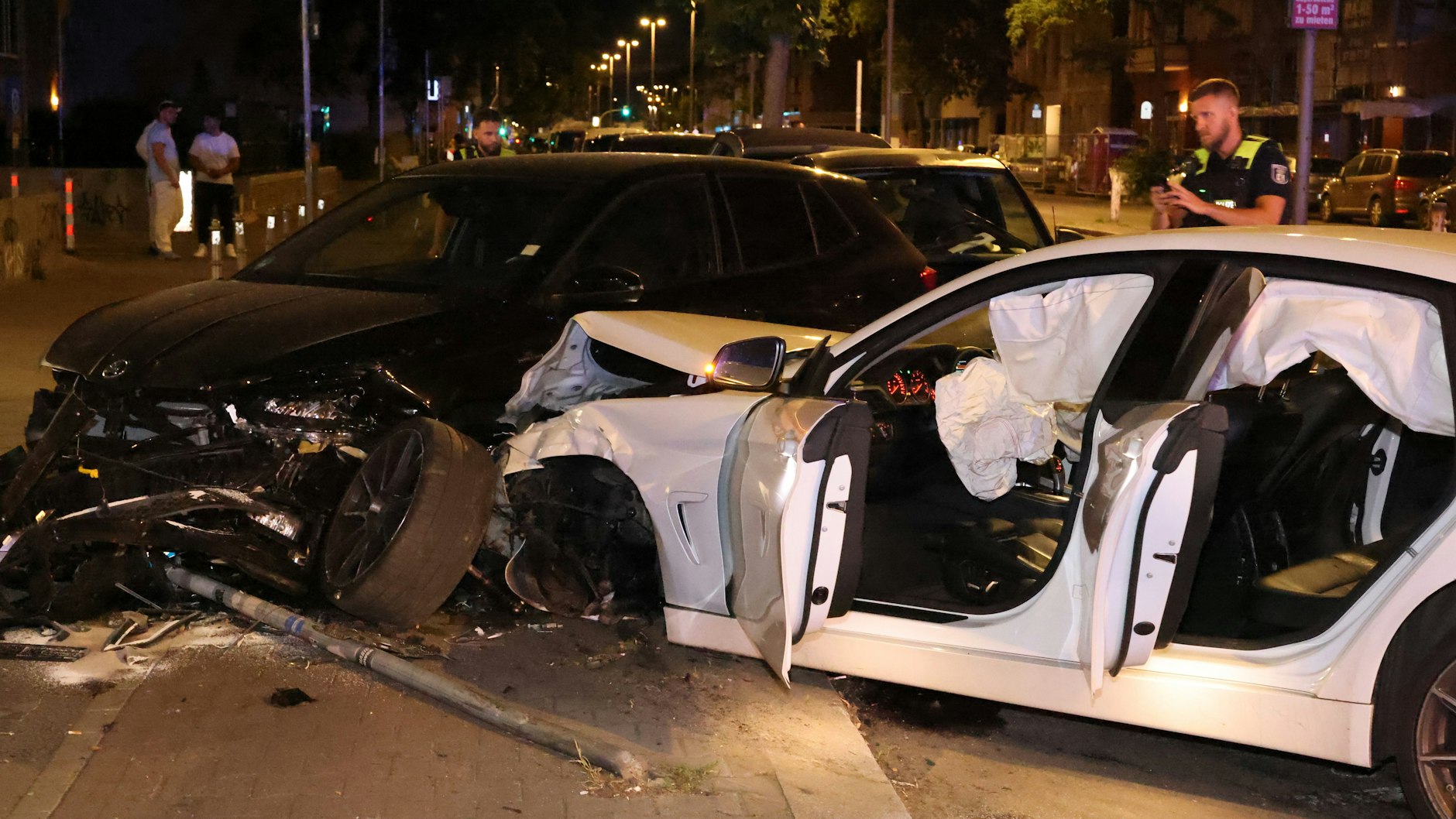 Der BMW krachte auch in diese parkenden Autos, schob sie ineinander.