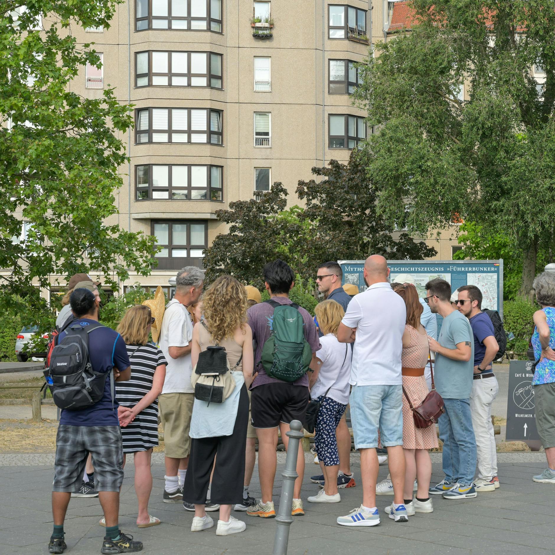 Image - Auf Nazi-Tour mit amerikanischen Touristen: So haben Sie Adolf Hitler noch nie gesehen!