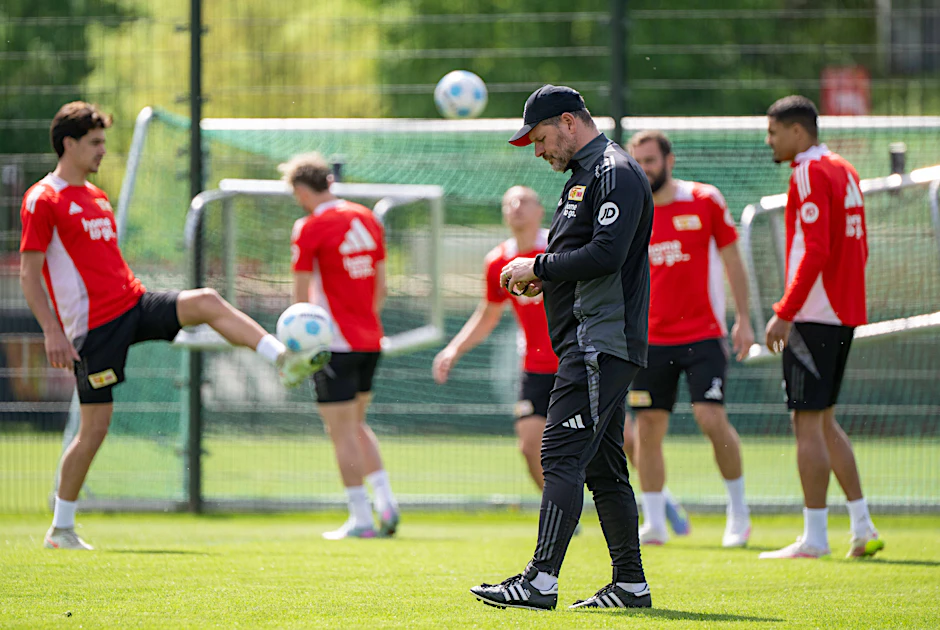 Union-Trainer Steffen Baumgart, einst selbst Angreifer, sucht einen treffsicheren Stürmer. Kandidaten gibt es in der neuen Saison in Köpenick gleich einige. 