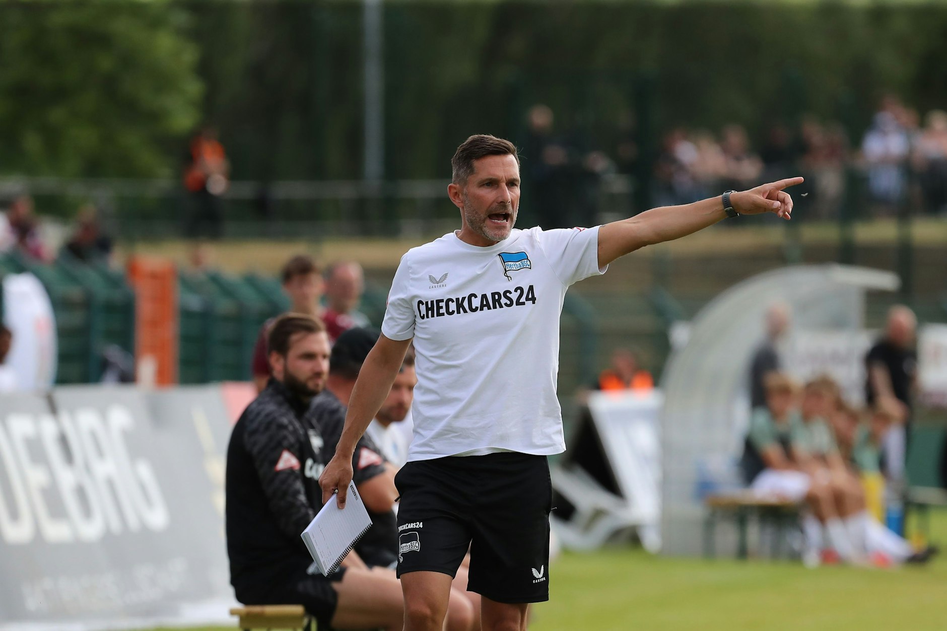 Herthas Coach Stefan Leitl musste seine Spieler gegen Dynamo immer wieder nach vorne antreiben.